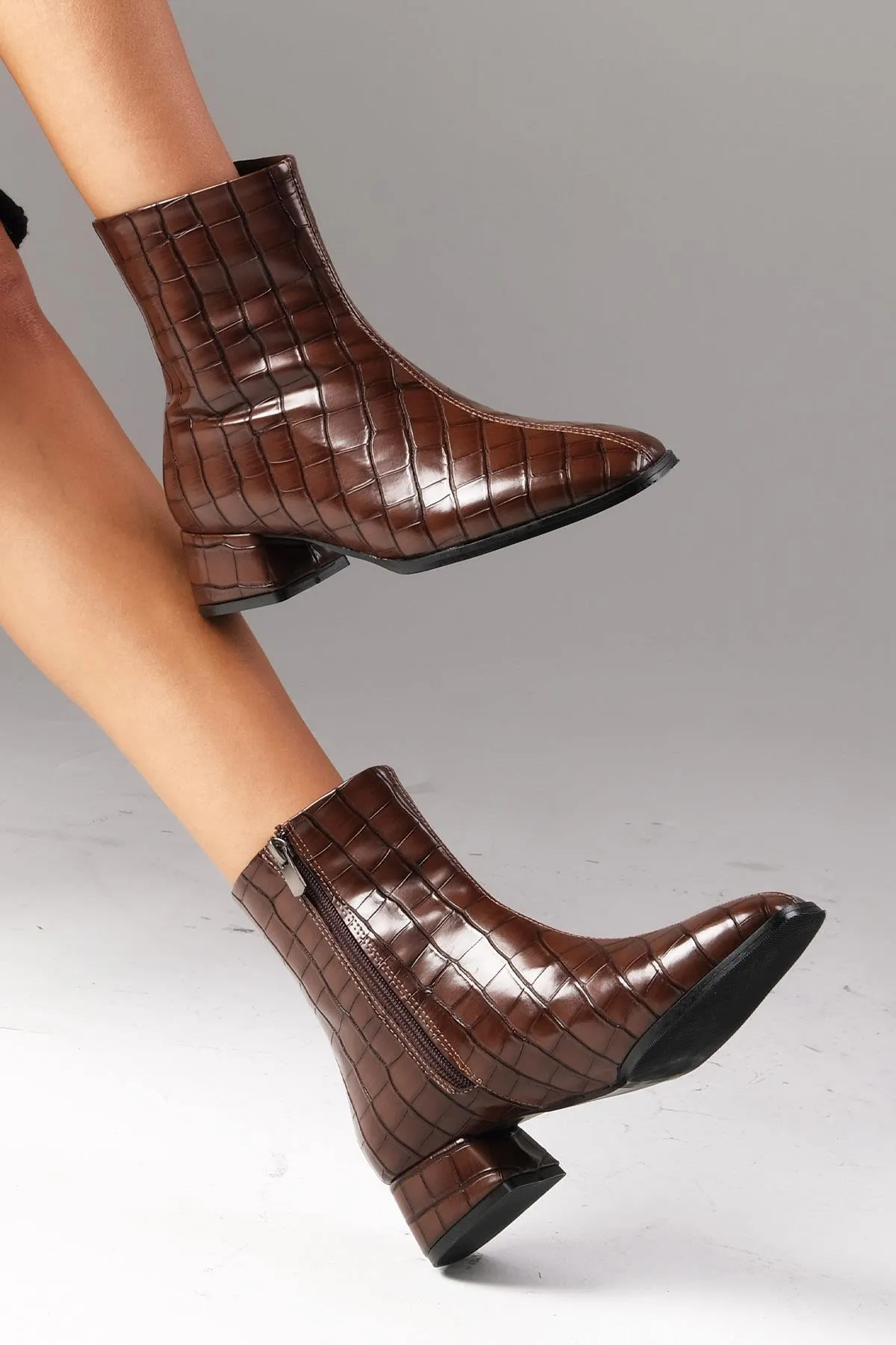 Mio Gusto  Alexia Brown Damen-Stiefel mit Absatz und Krokodilmuster, dünnem Fellfutter und stumpfer Spitze