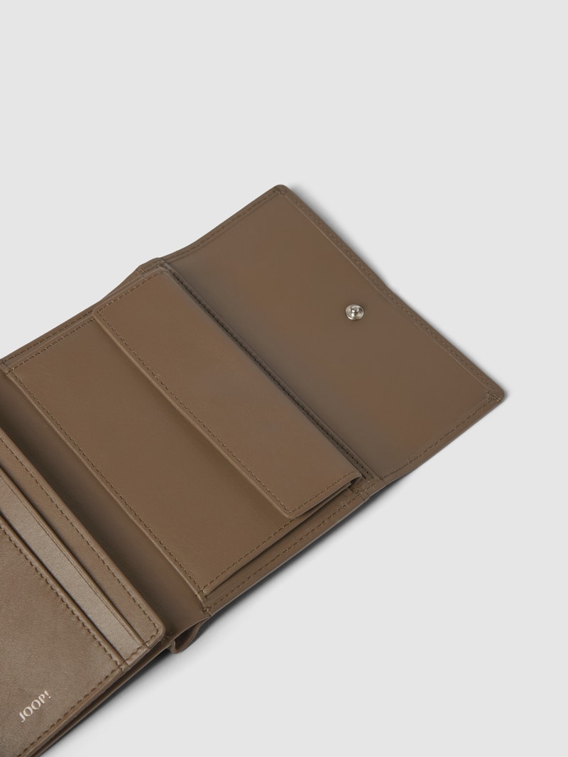 Portemonnaie mit Label-Detail Modell 'Sofisticato' in taupe