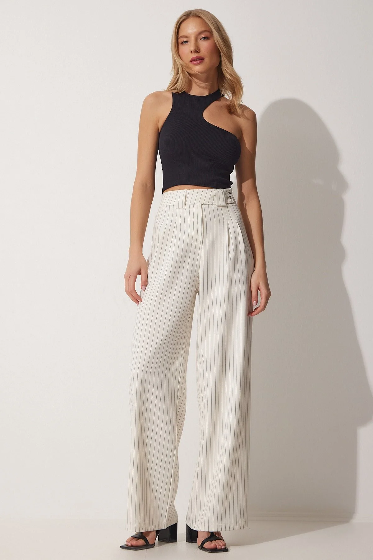 Happiness İstanbul  Hellcremefarbene, plissierte Hose mit weitem Bein für Damen GK00008