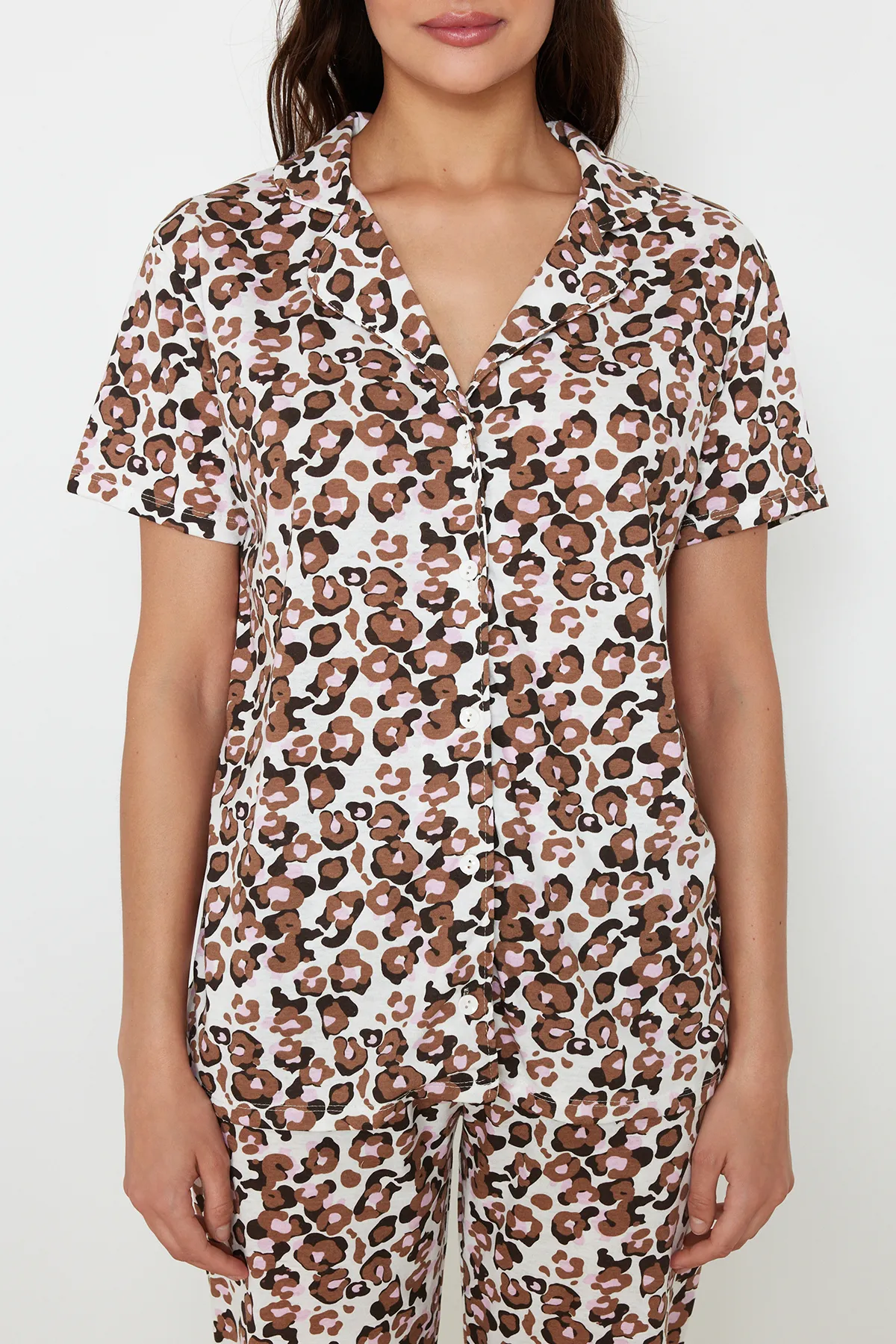 Trendyol Collection  Mehrfarbiges Pyjama-Set aus Baumwollstrick mit Leopardenmuster THMSS24PT00339