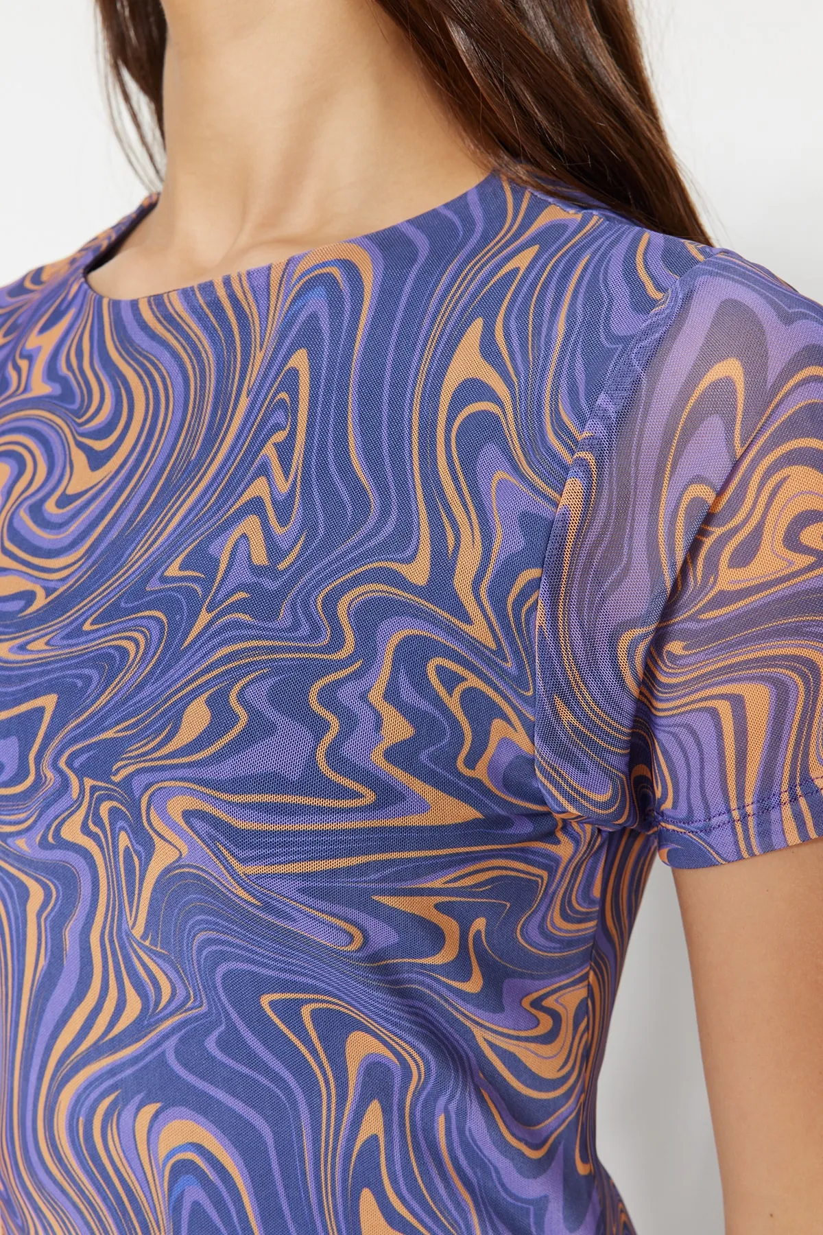 Trendyol Collection  Blaues, bedrucktes, kurzärmliges, tailliertes, flexibles Midi-Bleistiftkleid aus Tüll mit Rundhalsausschnitt TWOSS23EL01791