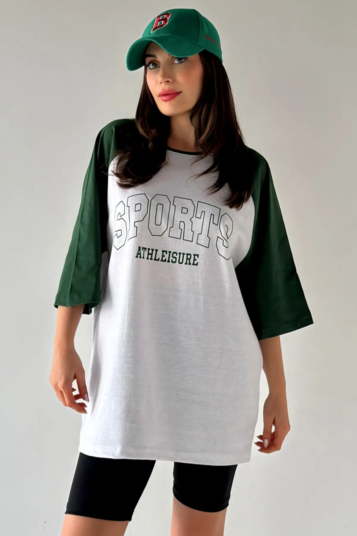 MODAGEN  Unisex-Baumwolle, weiße Ärmel, grünes, sportlich bedrucktes, übergroßes Boyfriend-T-Shirt mit Rundhalsausschnitt
