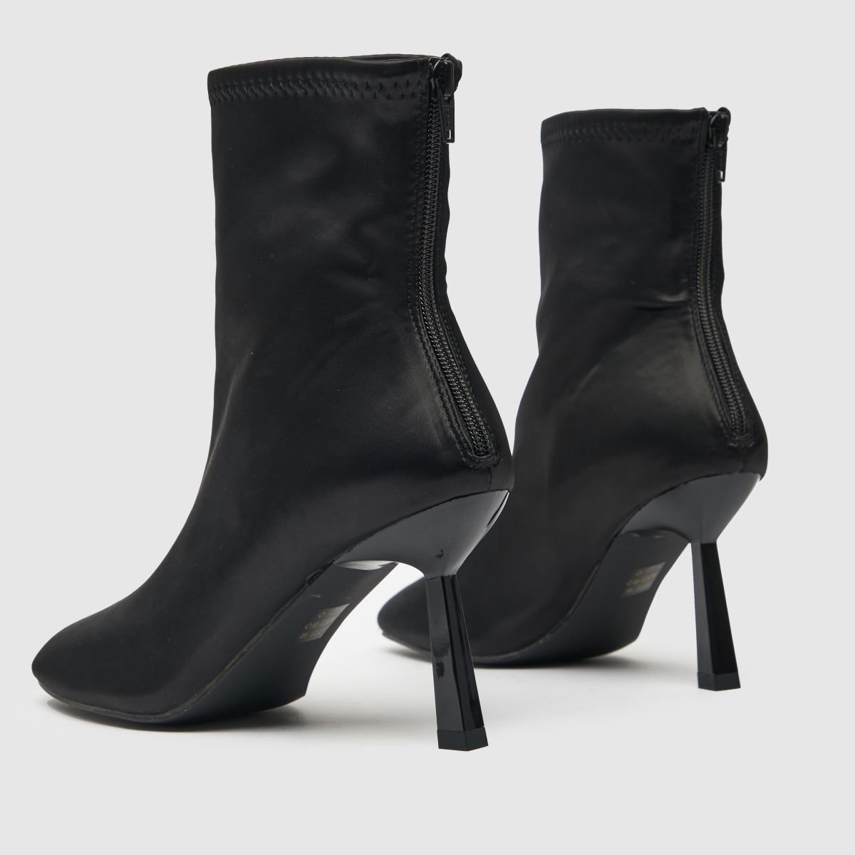 Schuh – Beatrix – Svarta sockstövlar i satin