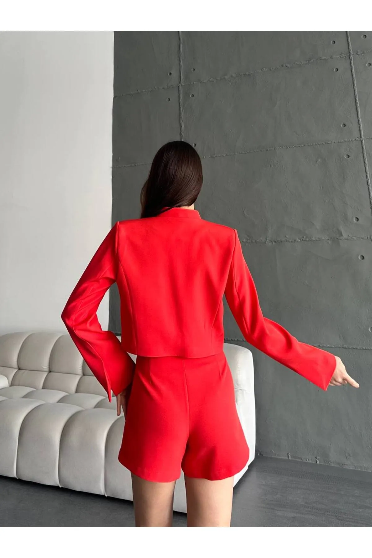 Laluvia  Rotes Set mit kurzer Jacke und Rock und Richterkragen