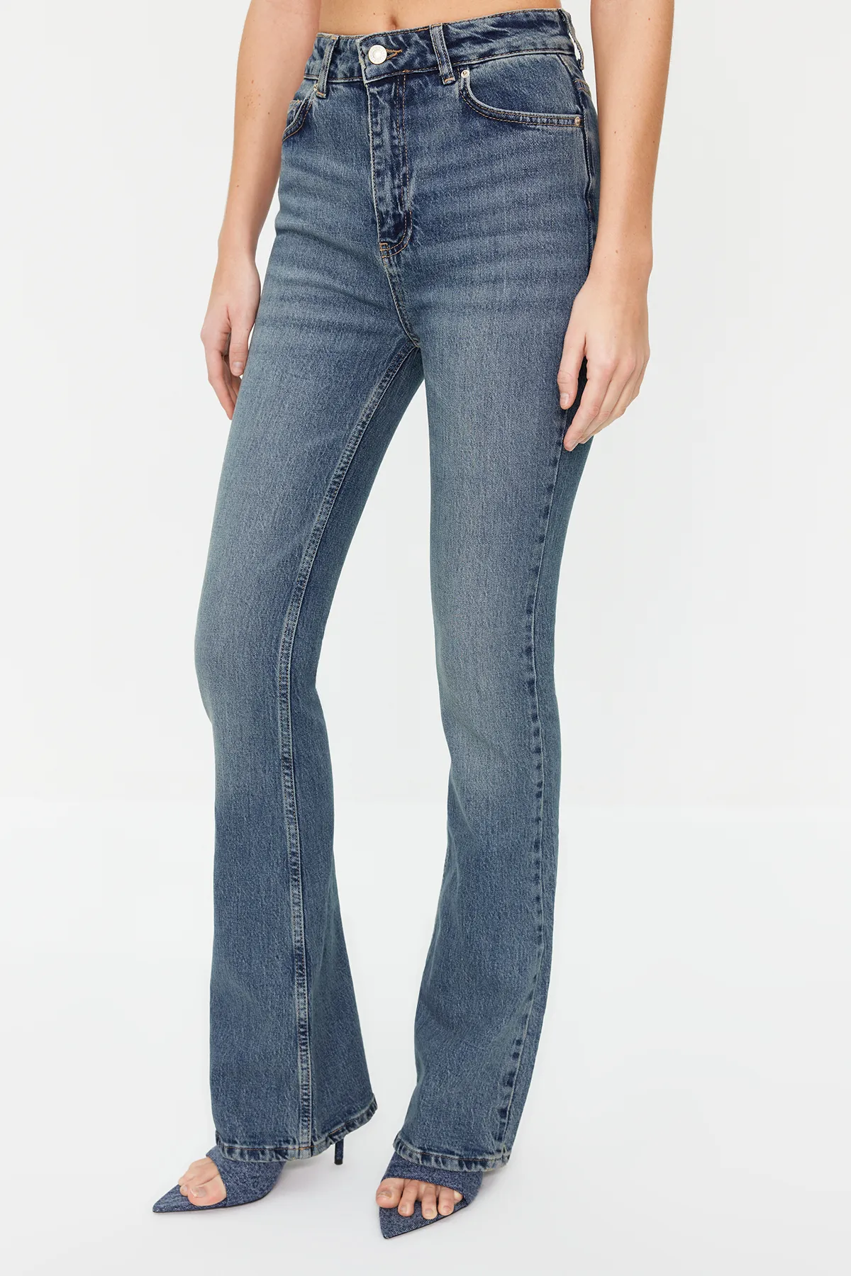 Trendyol Collection  Blaue Schlagjeans mit hoher Taille TWOSS24JE00036