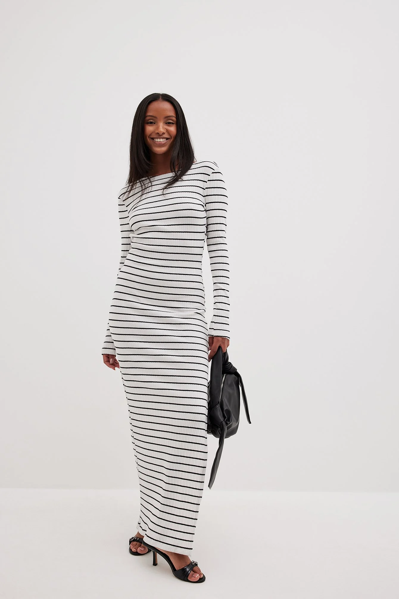 Gestreiftes Maxikleid mit tiefem Rücken