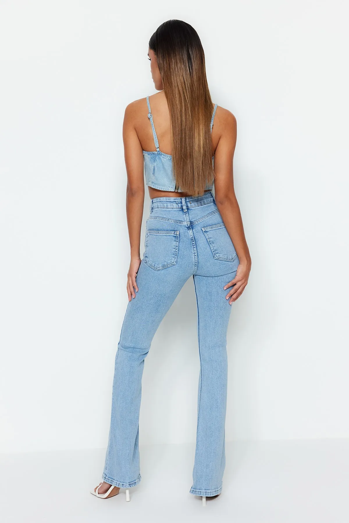 Trendyol Collection  Hellblaue Schlagjeans mit hoher Taille TWOSS23JE00063