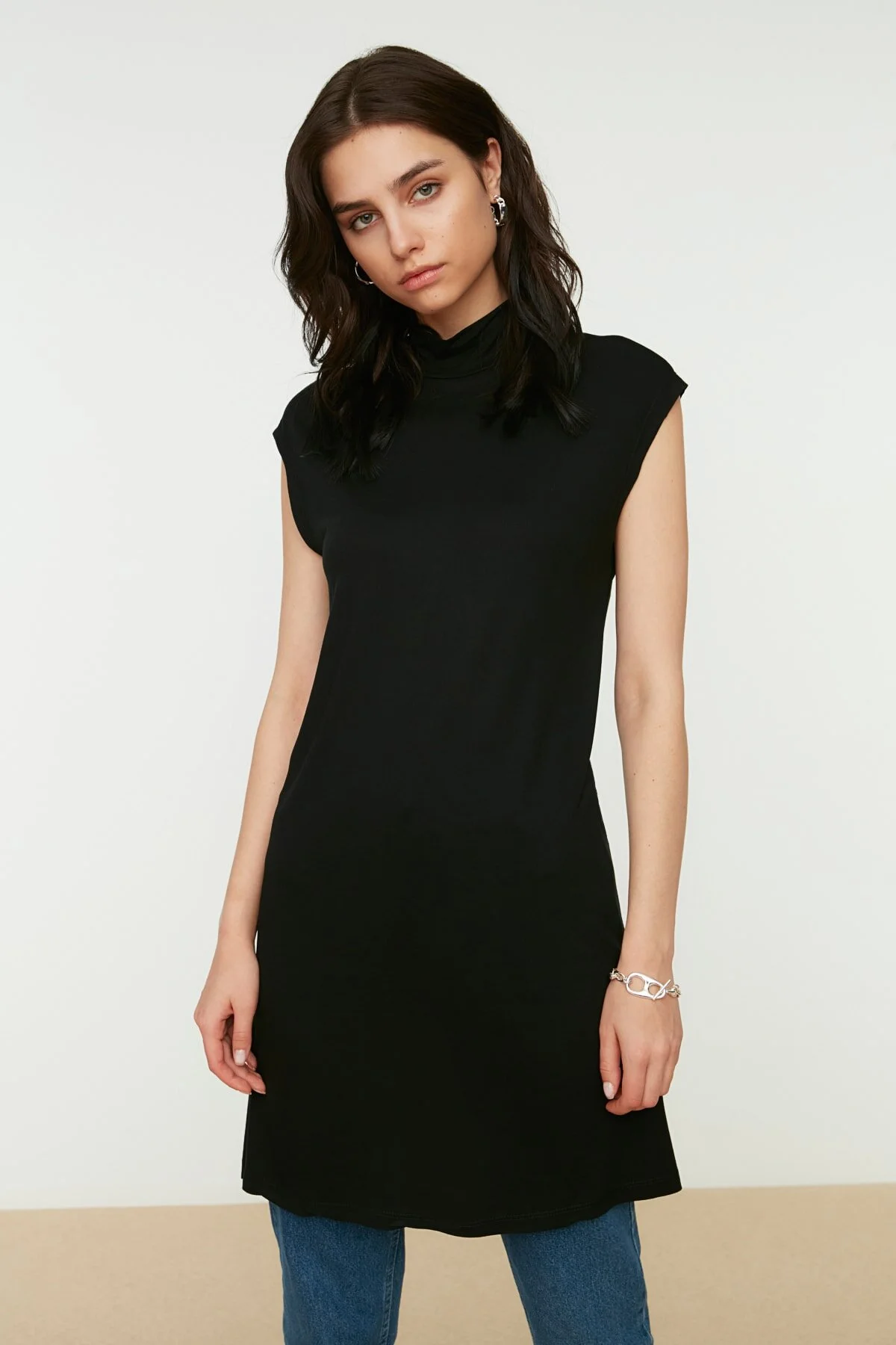 Trendyol Modest  Schwarze ärmellose Unterwäsche-Tunika aus Strick mit Stehkragen TCTSS21TN0249