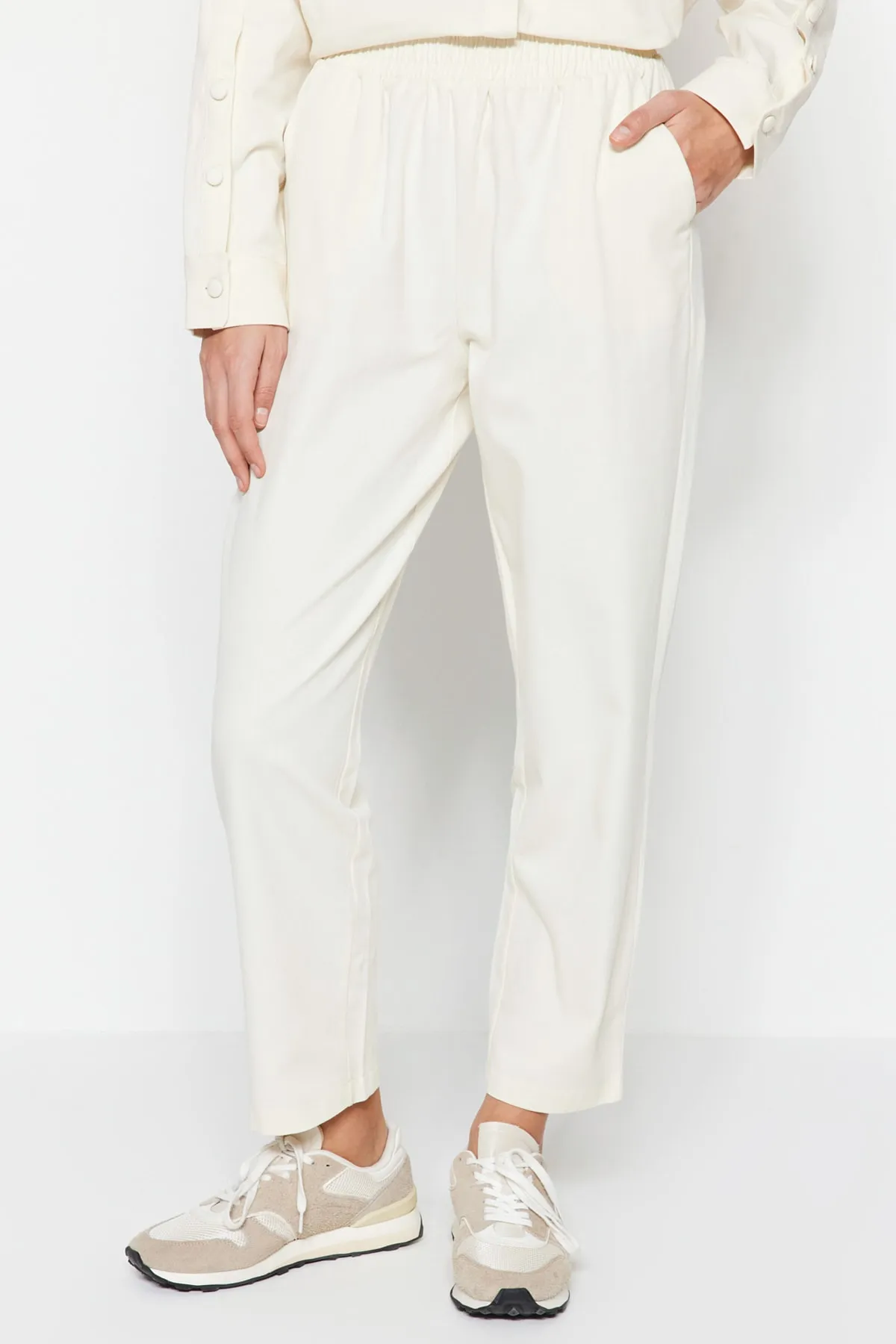 Trendyol Modest  Hellbeige Hemd-Hosen-Set aus gewebter Baumwolle TCTSS23US00065