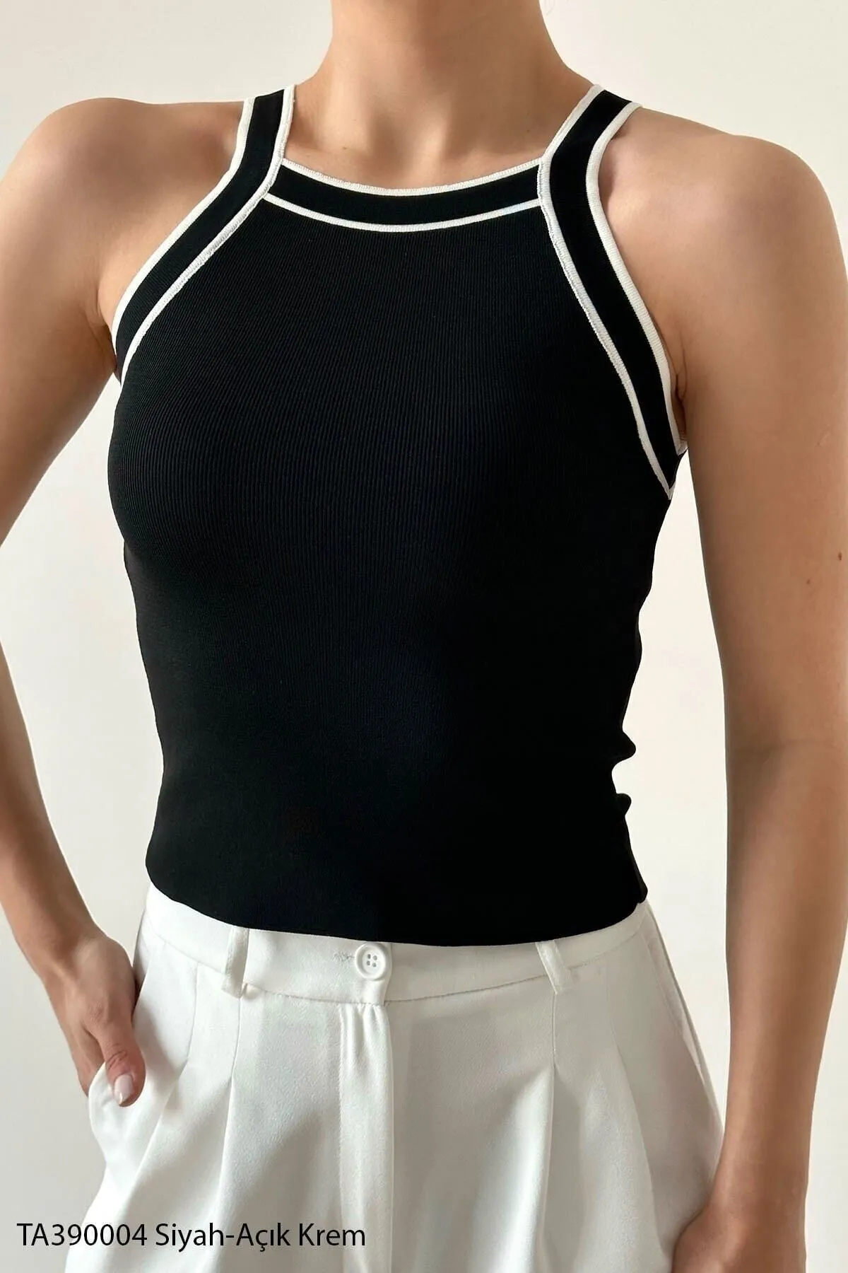 Rhosus  Ärmellose, kontrastierende schwarze Strick-Athleten-Bluse mit Neckholder