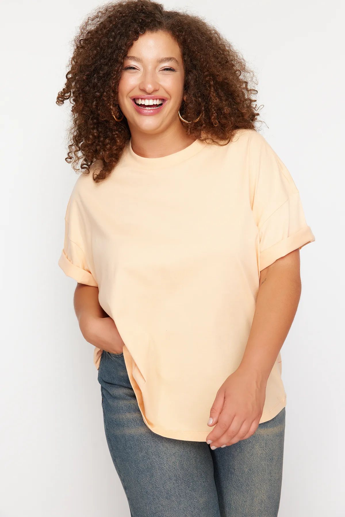 Trendyol Curve  Geripptes, weit geschnittenes Basic-Strick-T-Shirt mit Lachskragen TBBSS23BF00017