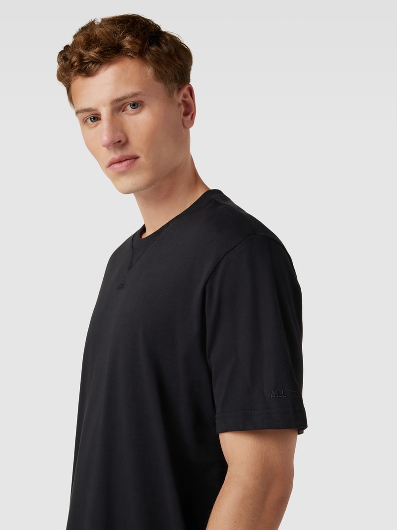 T-Shirt mit Label-Stitching in schwarz