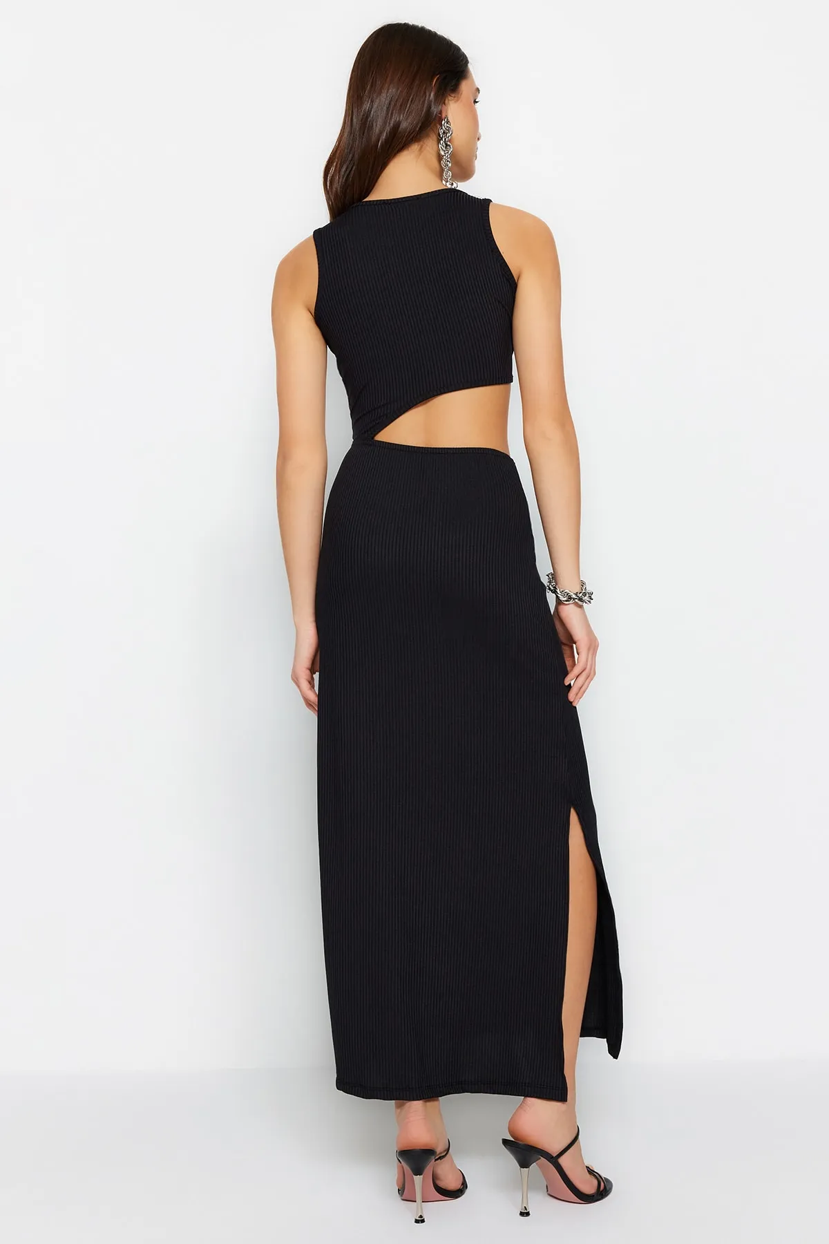 Trendyol Collection  Schwarzes, detailliertes Maxi-Bleistiftkleid aus Strick mit Rundhalsausschnitt und Cut-Outs TWOSS23EL02327