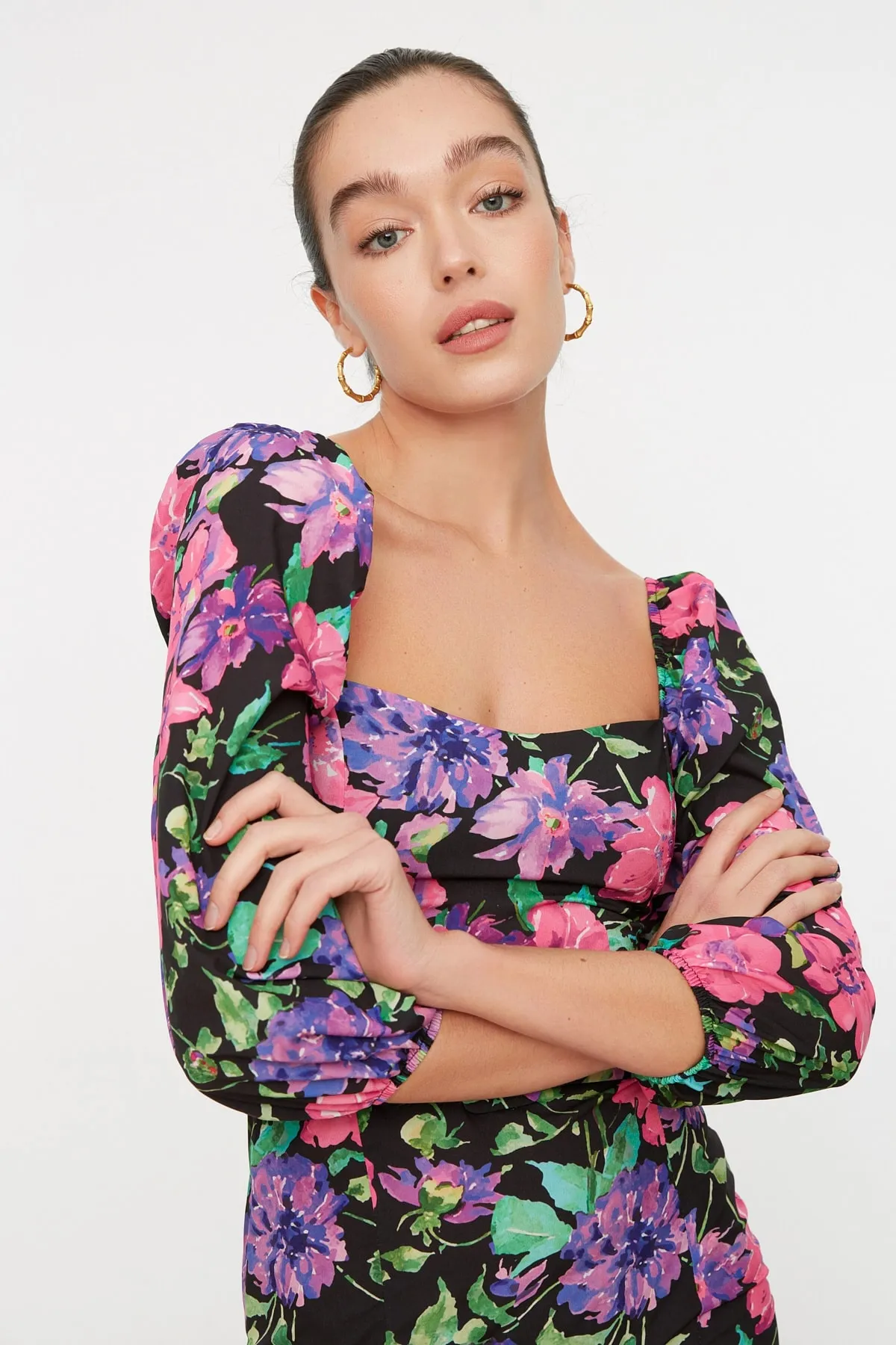 Trendyol Collection  Geblümtes A-Linien-Minikleid mit Ballonärmeln und mehrfarbigem Gürtel TWOSS22EL0301