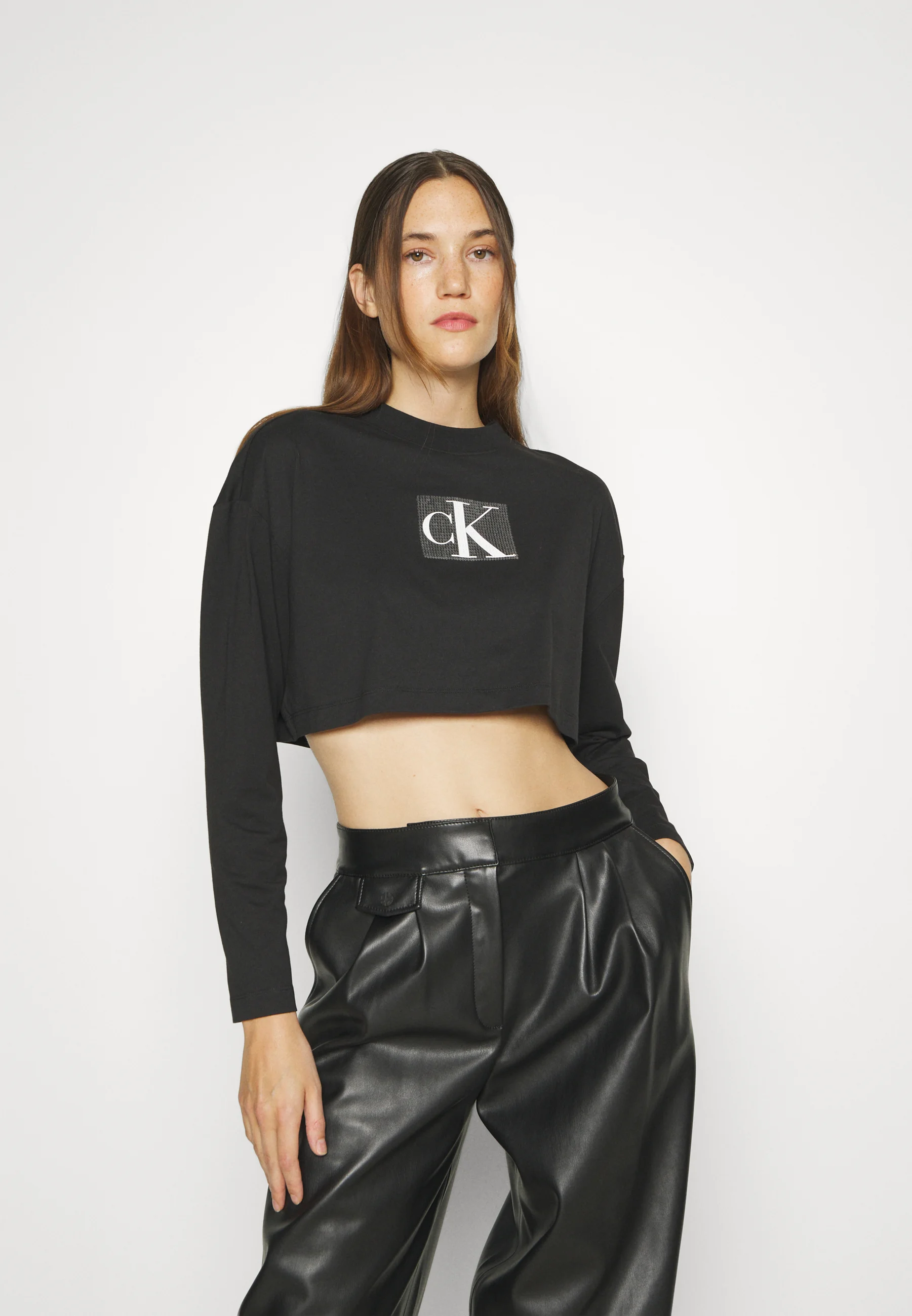 Sudadera corta de manga larga con lentejuelas de Calvin Klein Jeans