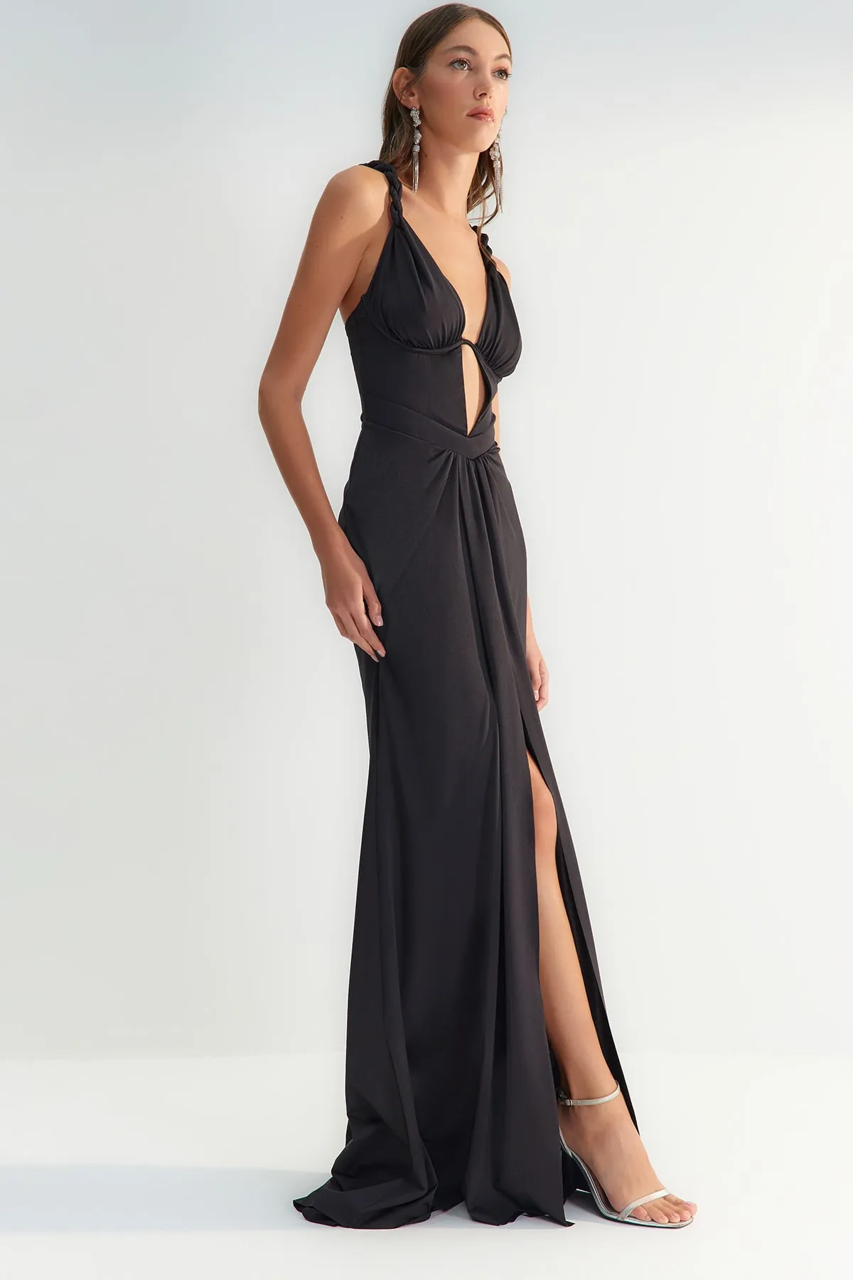 Trendyol Collection  X Zeynep Tosun Schwarzes, figurbetontes Abend- und Abschlusskleid mit tiefem V-Ausschnitt TCLSS23AE00012