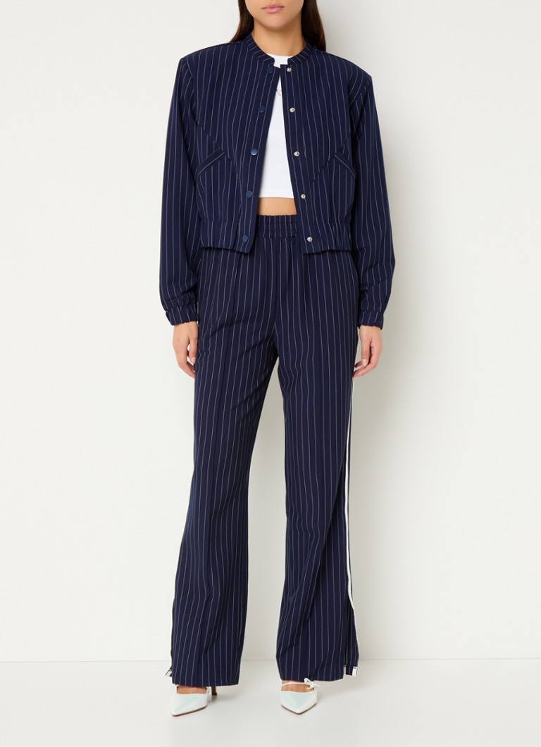 Il raffinato blazer Elysia di Department, con sottili righe e spalline.