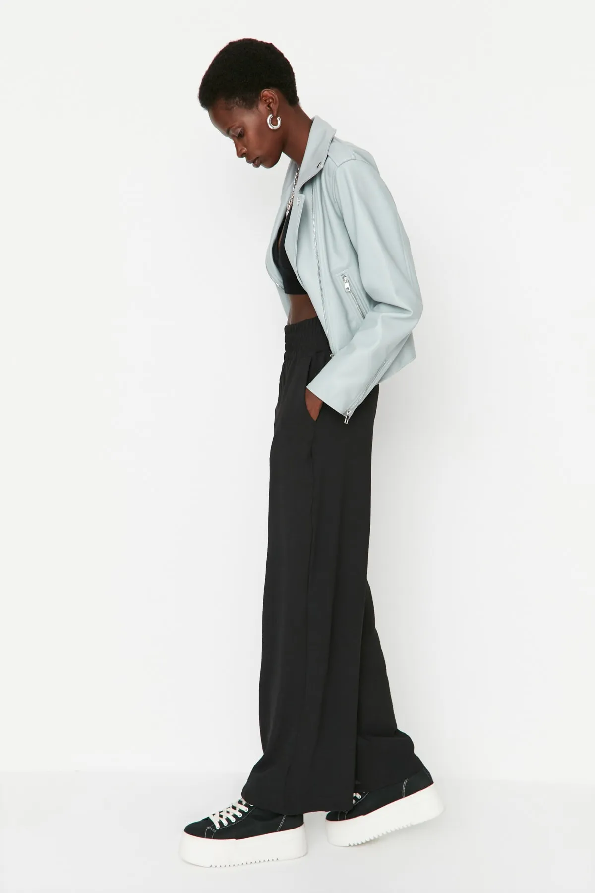 Trendyol Collection  Schwarze Webhose mit weitem Bein und elastischem Bund TWOSS22PL00024