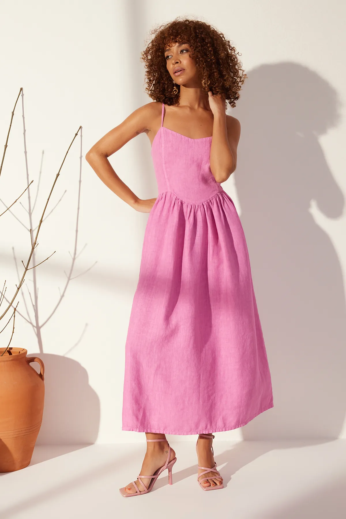 Trendyol Collection  Rosa Maxikleid mit Trägern aus 100 % Leinen TWOSS24EL00667