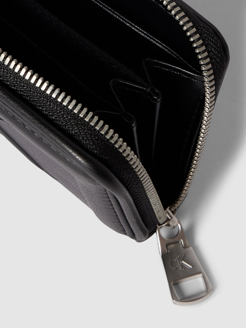 Portemonnaie mit Label-Details Modell 'SCULPTED' in schwarz