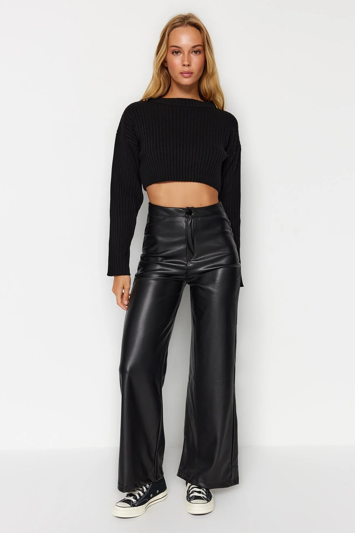 Trendyol Collection  Schwarze Strickhose aus Kunstleder mit weitem Bein und Taschen und detaillierten Details TWOAW24PL00103