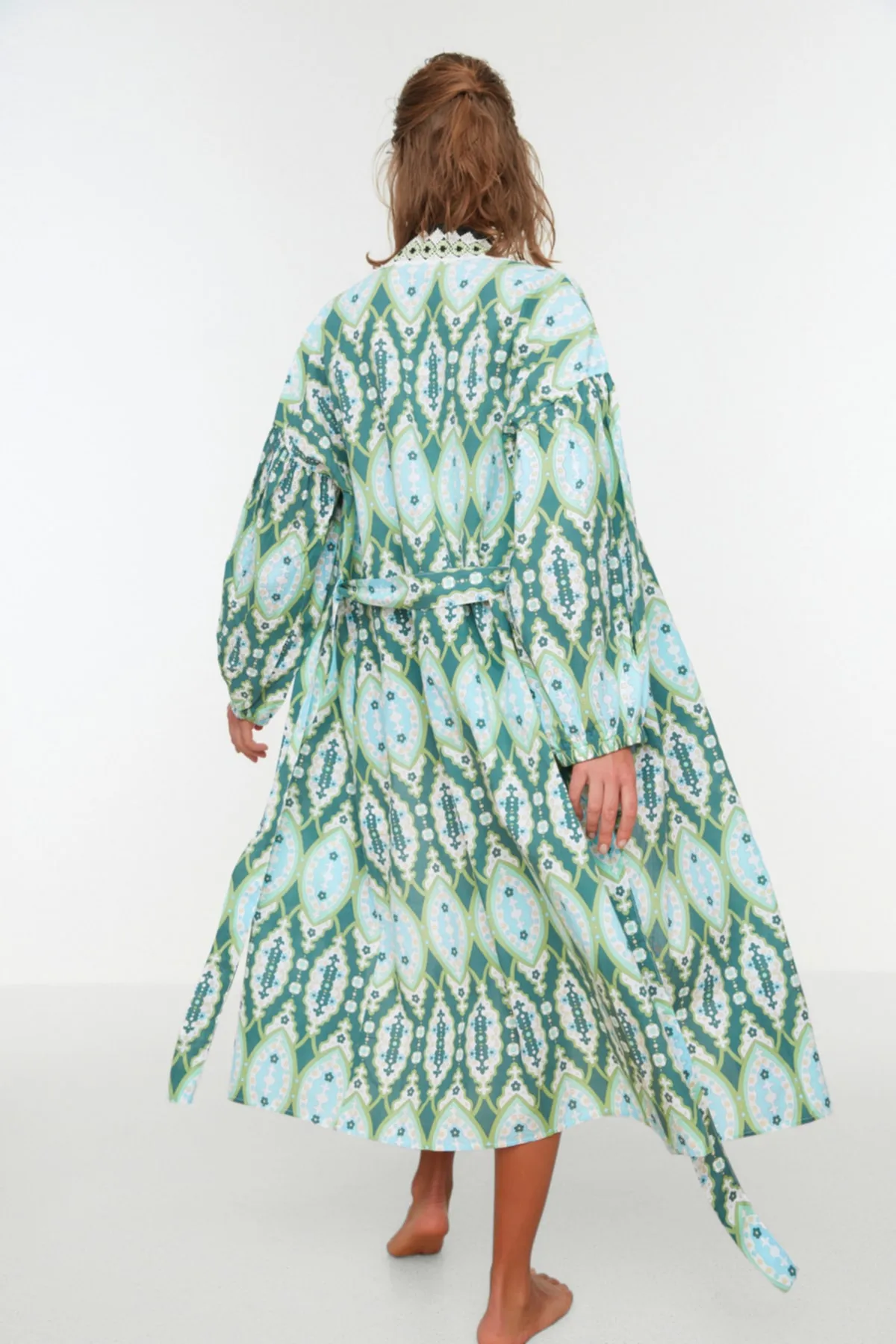 Trendyol Collection  Maxi-Kimono und Kaftan aus 100 % gewebter Baumwolle mit ethnischem Muster, Gürtel und Bandzubehör TBESS22KM0006