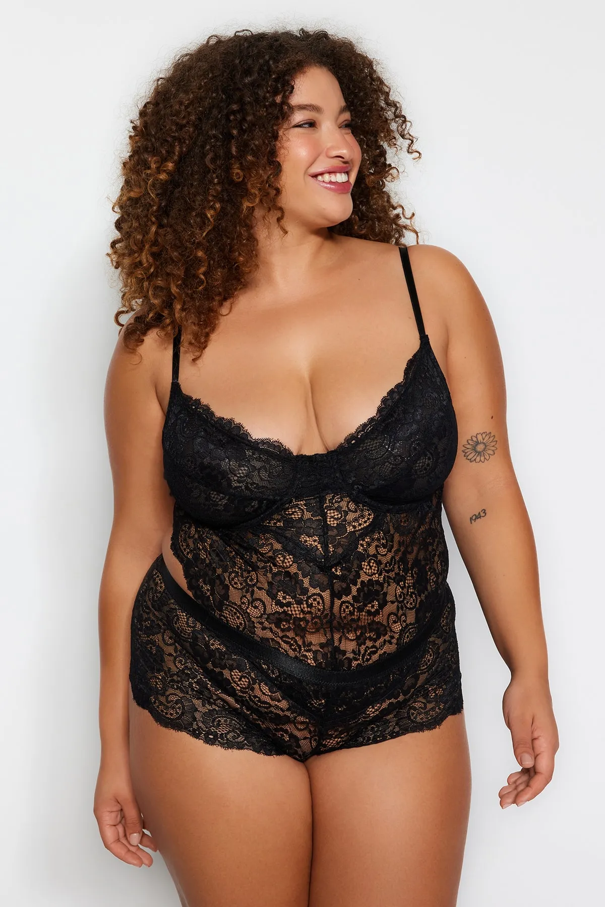 Trendyol Curve  Schwarzer Träger-Body aus Spitze in Übergröße TBBAW24CS00000