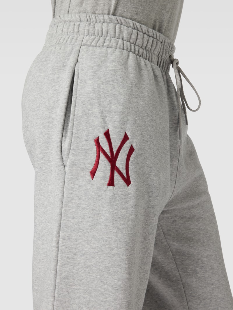 Sweatpants mit Motiv-Stitching Modell 'LEAGUE' in hellgrau meliert