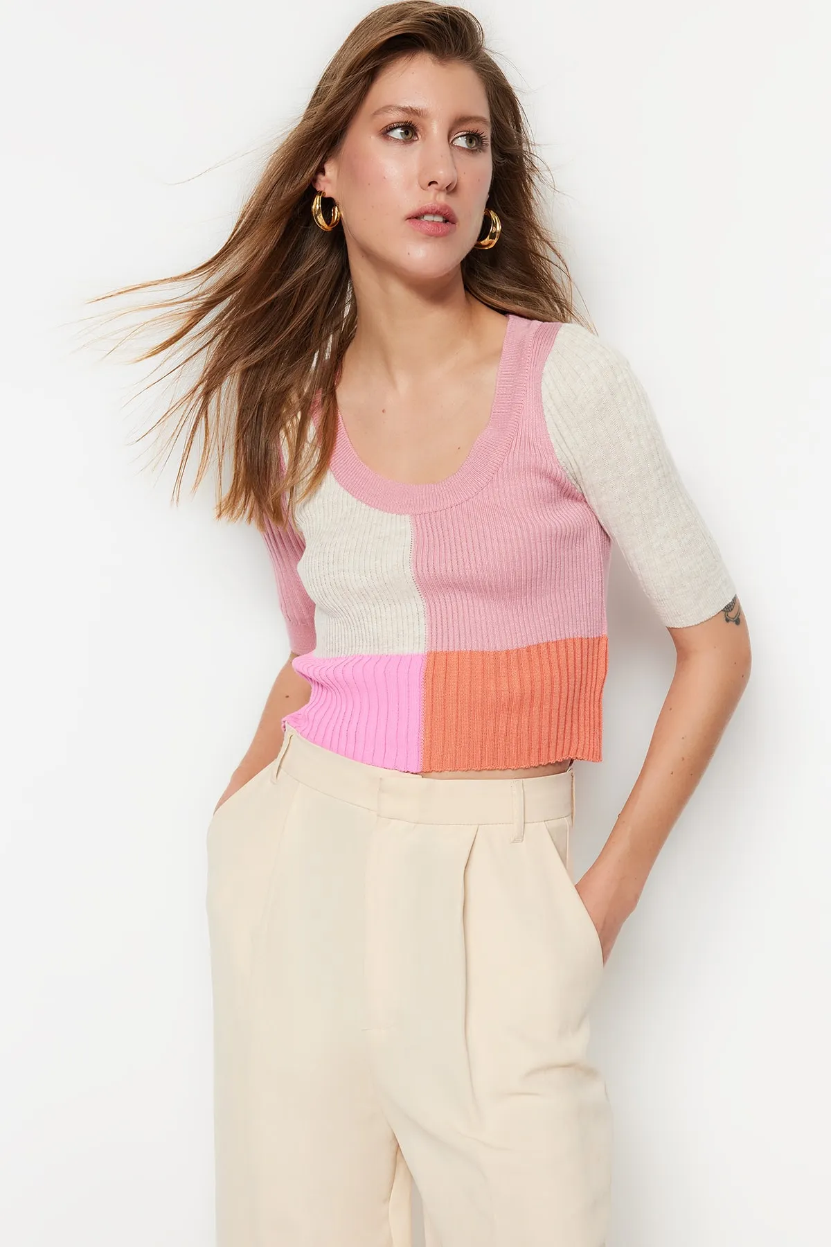 Trendyol Collection  Lachsfarbener, kurzer Strickpullover mit Farbblockdesign TWOSS23KZ00003