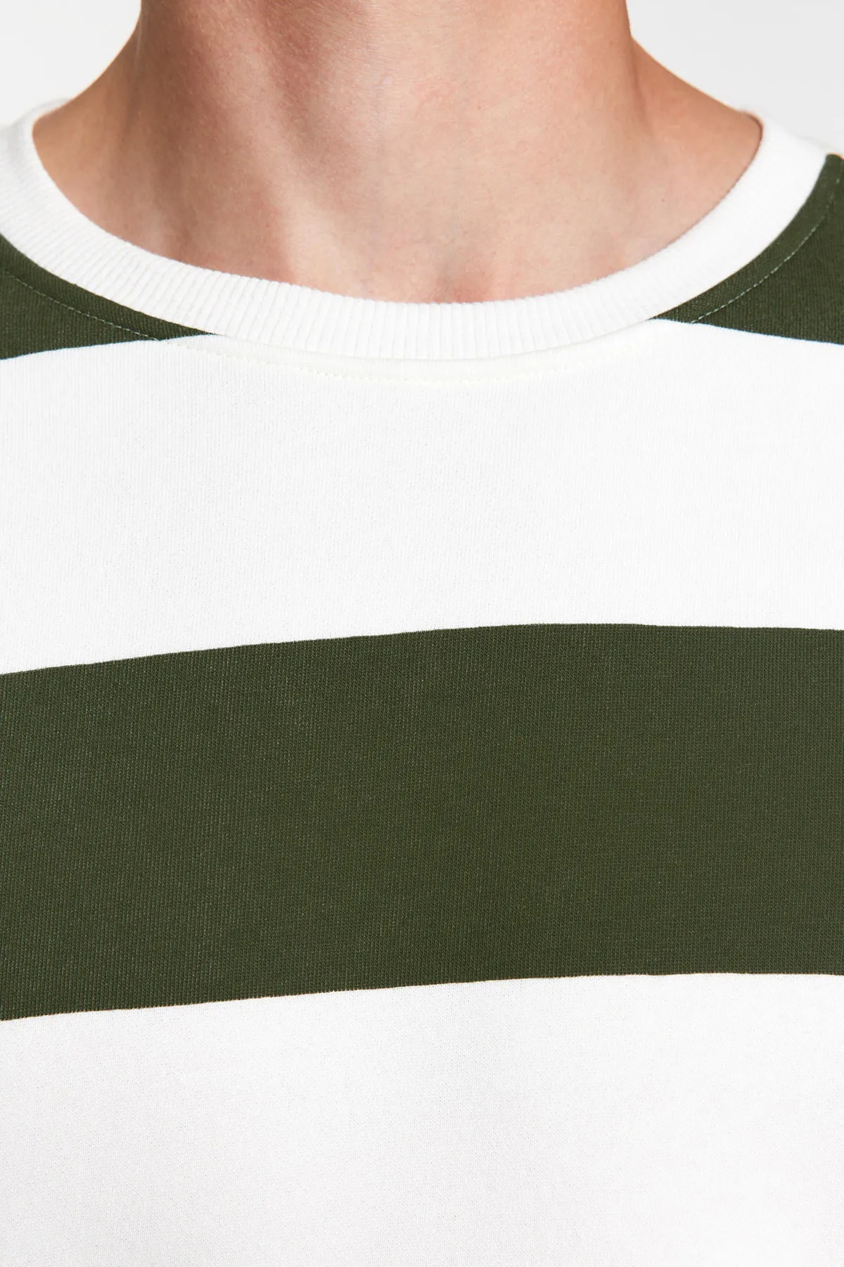 Trendyol Collection  Grünes Unisex-Sweatshirt aus Baumwolle in Übergröße/weitem Schnitt mit gestreiftem Fleece TMNAW24SW00098