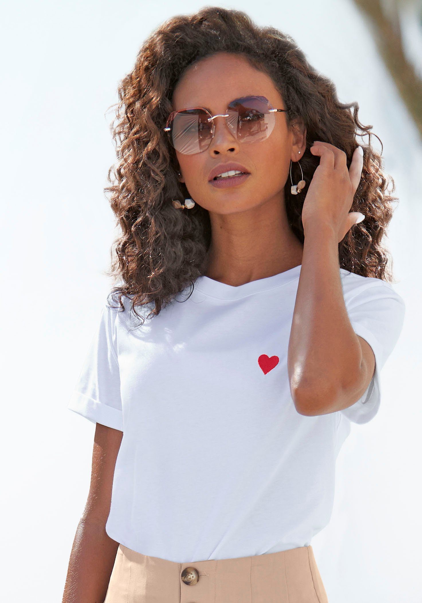 LASCANA T-Shirt mit Herz-Stickerei