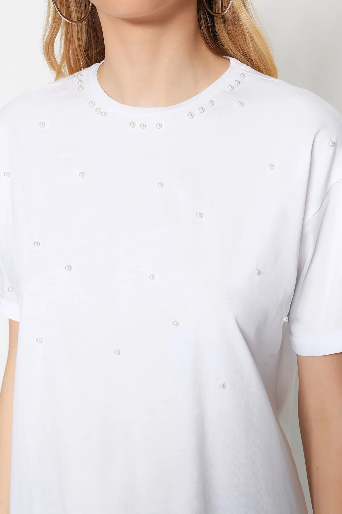 Trendyol Modest  Weißes T-Shirt aus gestricktem Perlendetail mit halblangen Ärmeln TCTSS23RT00002