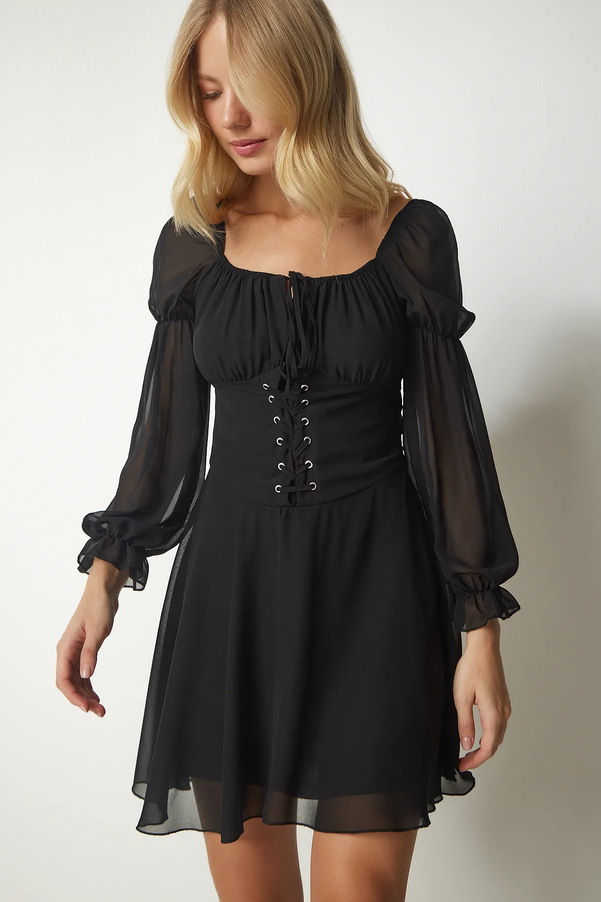 Happiness İstanbul  Schwarzes Mini-Chiffonkleid mit Ösendetails für Damen EY00011