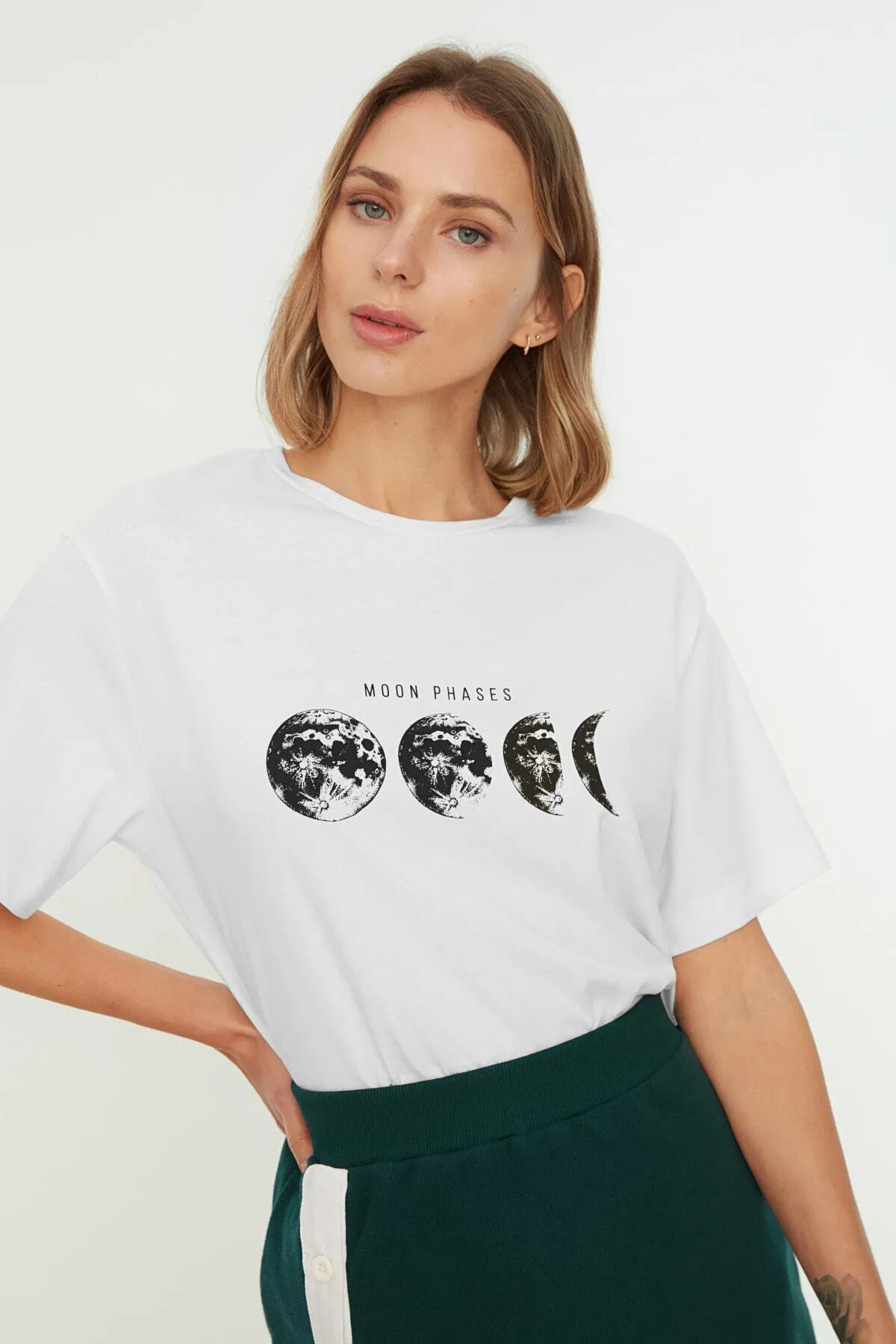 Trendyol Collection  Ecrufarbenes, bedrucktes Boyfriend-Strick-T-Shirt mit Rundhalsausschnitt aus 100 % Baumwolle TWOSS20TS0245