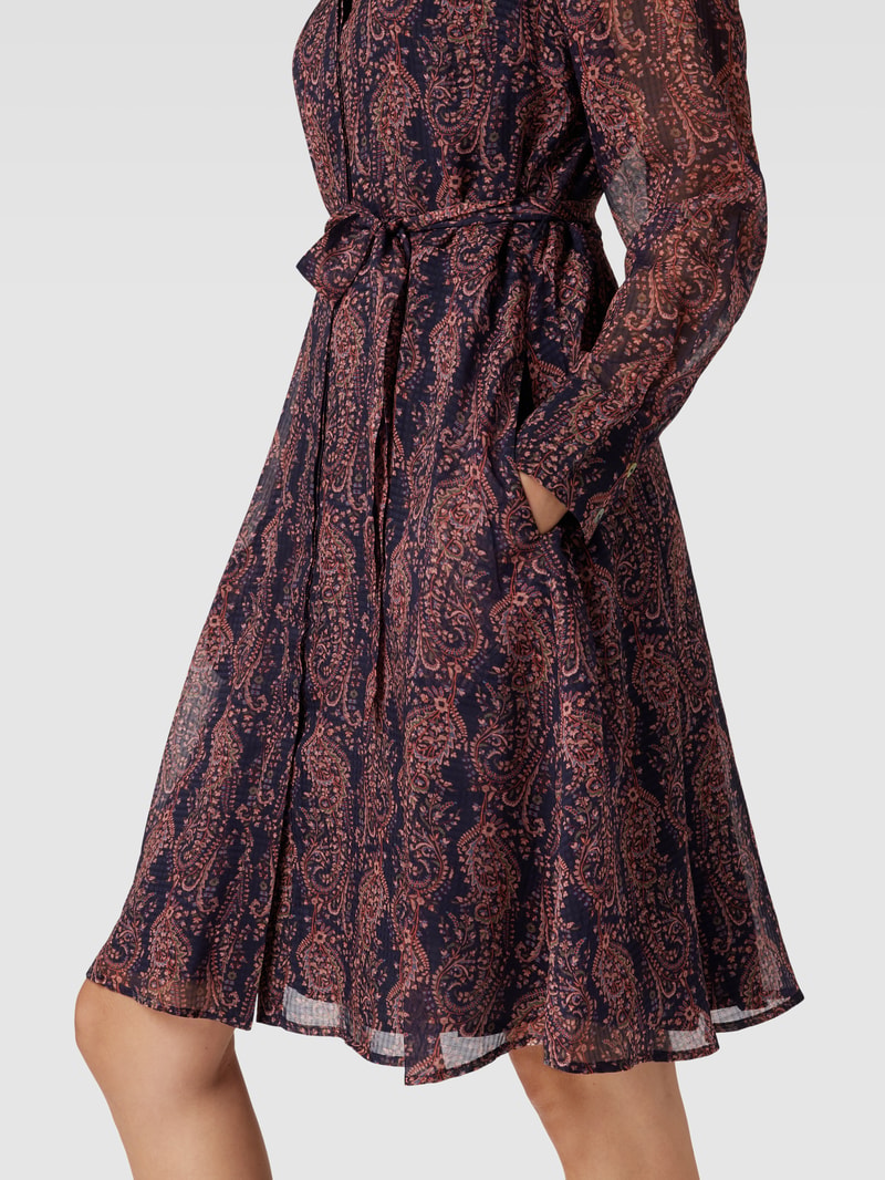 Knielanges Kleid mit Bindegürtel in marineblau