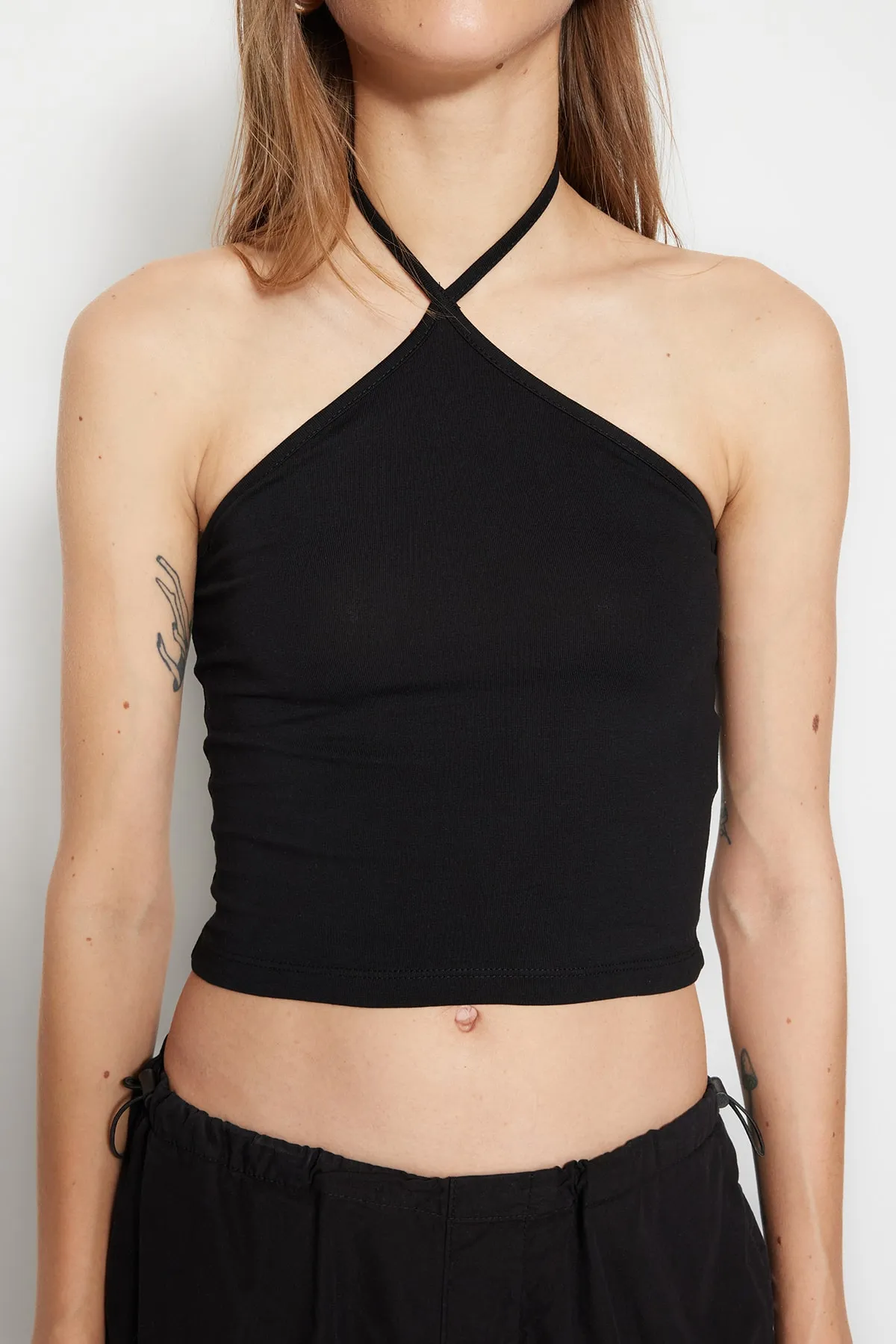 Trendyol Collection  Schwarz-weißes 2er-Pack Crop Bustier aus Baumwolle mit überkreuzten Trägern, dehnbar, gestrickt, TWOSS23BS00002