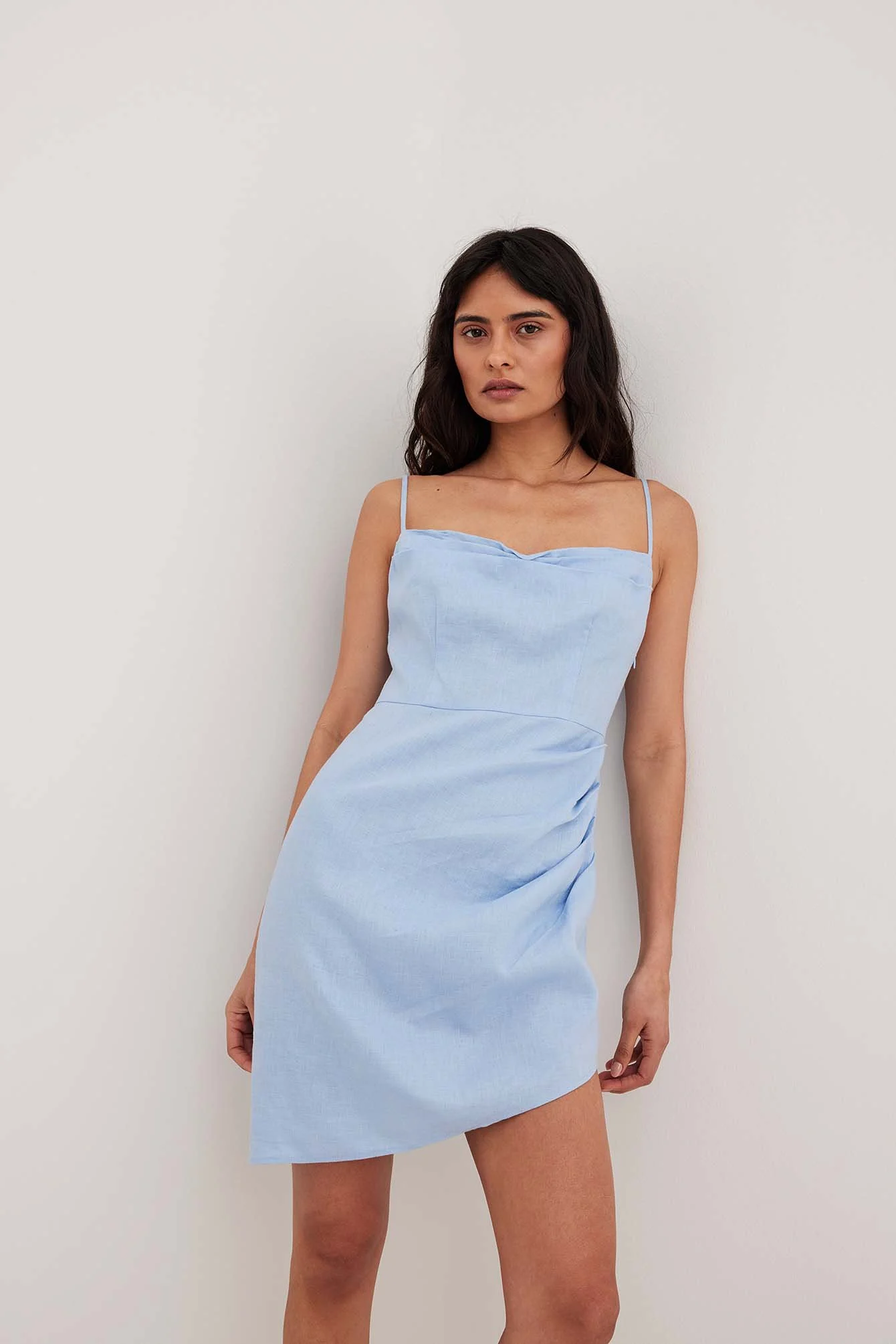 Leinenkleid mit überlappendem Wasserfallausschnitt