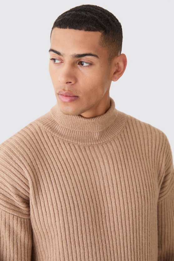 Gerippter Strickpullover mit Trichterkragen