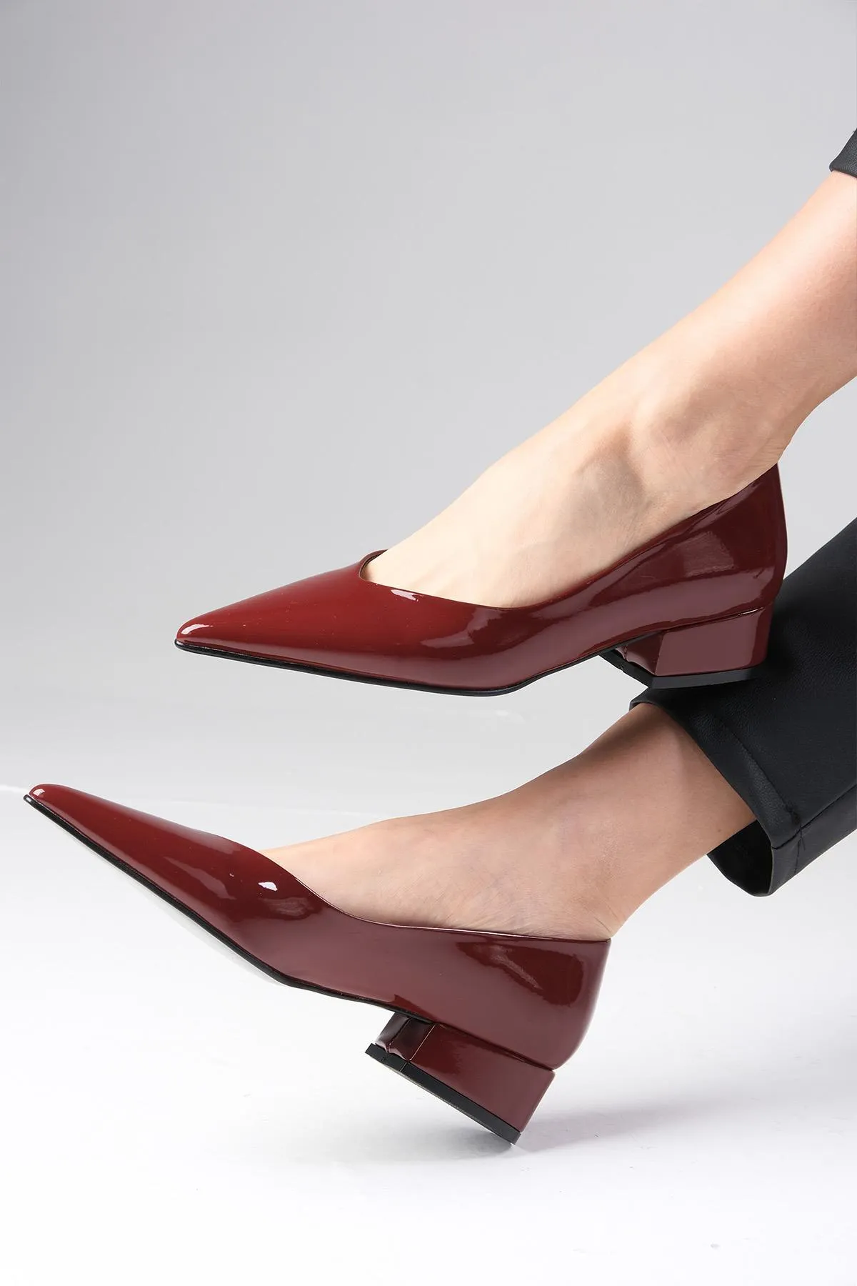 Mio Gusto  Marie Burgunderrote Lackleder-Damenschuhe mit kurzem Absatz