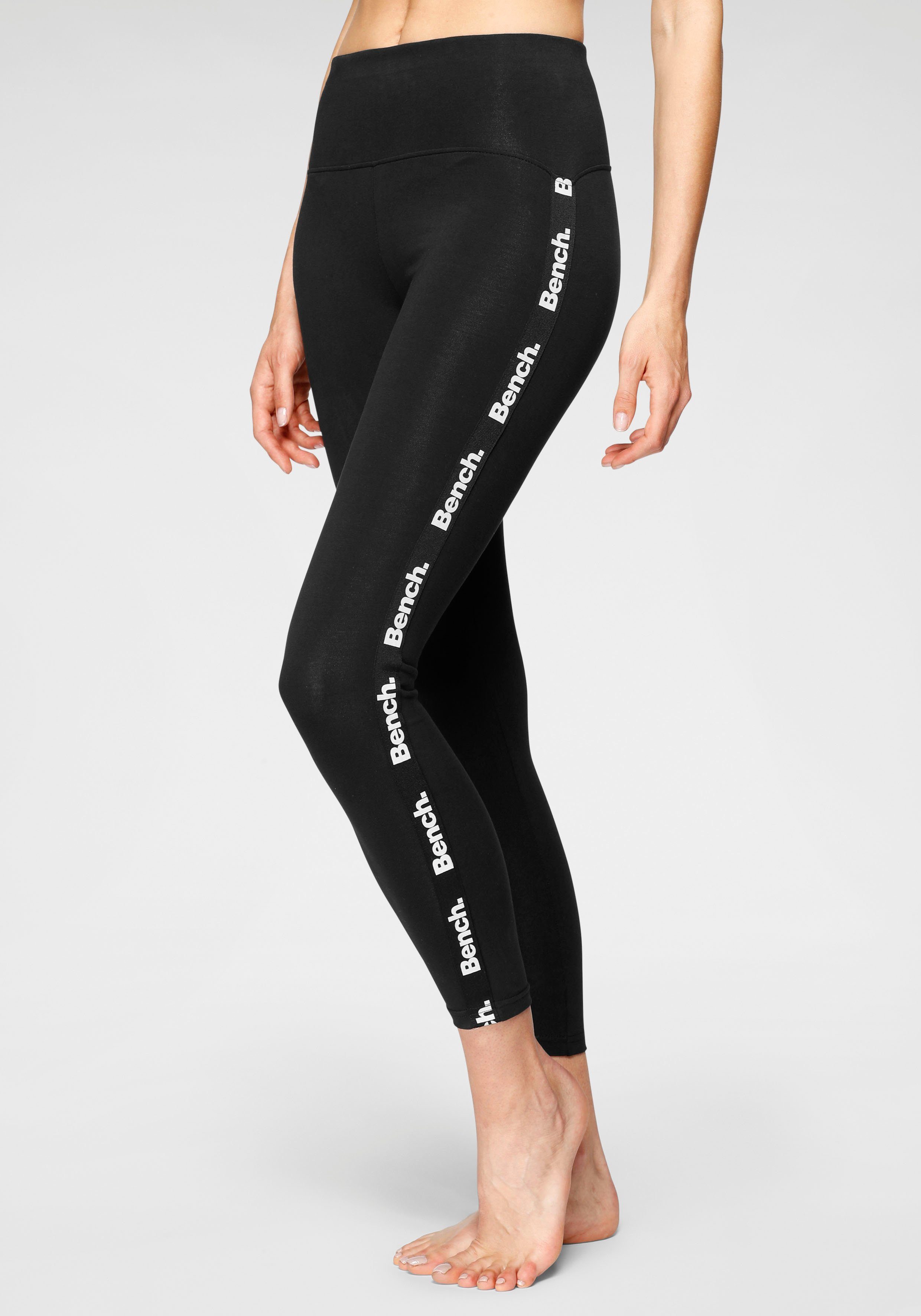 Bench. Loungewear Leggings mit bedruckten Tapestreifen