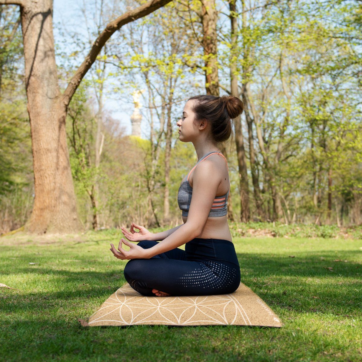 Navaris Yogamatte Korkmatte mit Tragegurt, rutschfest, 183x61x0,5cm