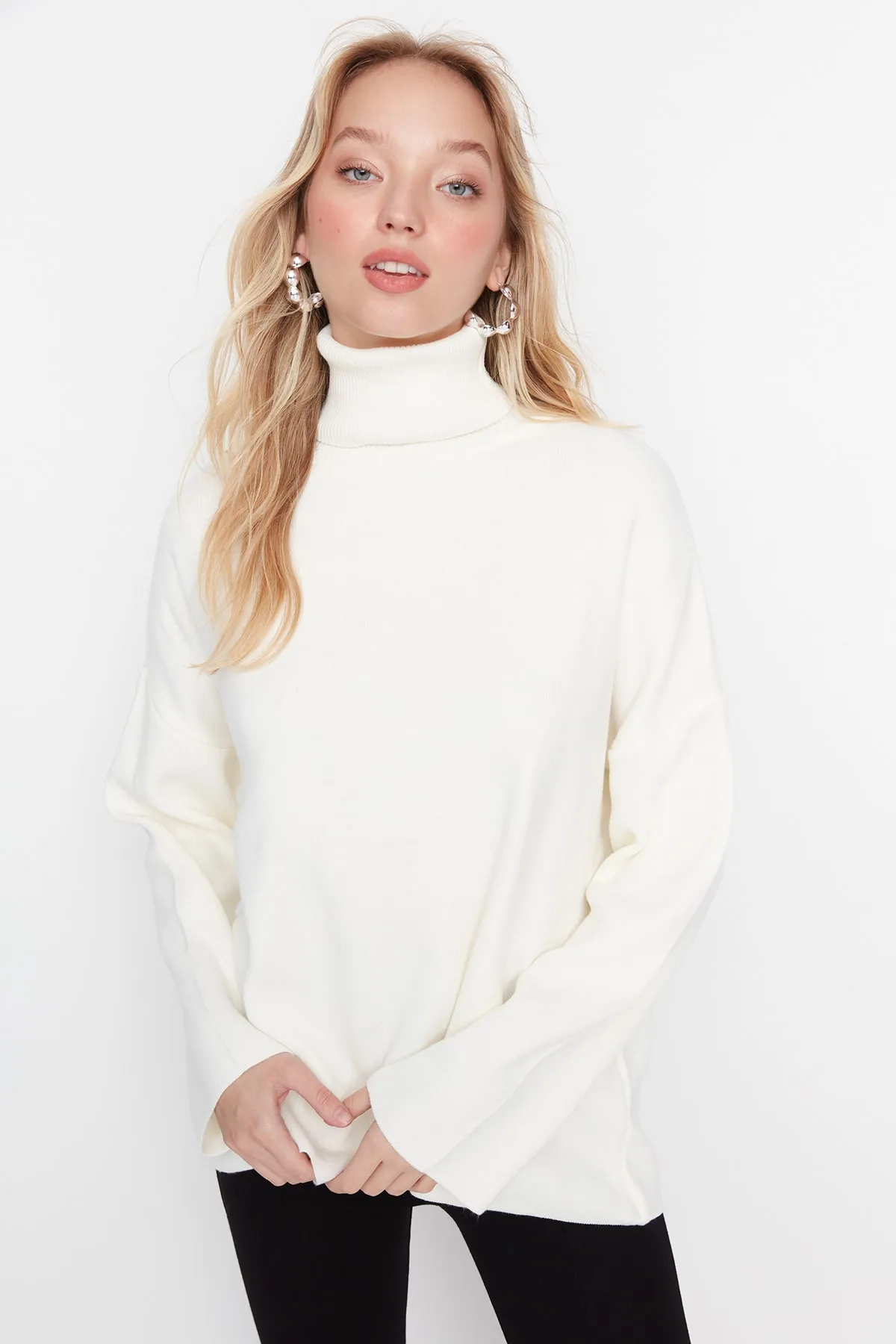 Trendyol Collection  Ecrufarbener Basic-Strickpullover mit weiter Passform TWOAW23KZ00206
