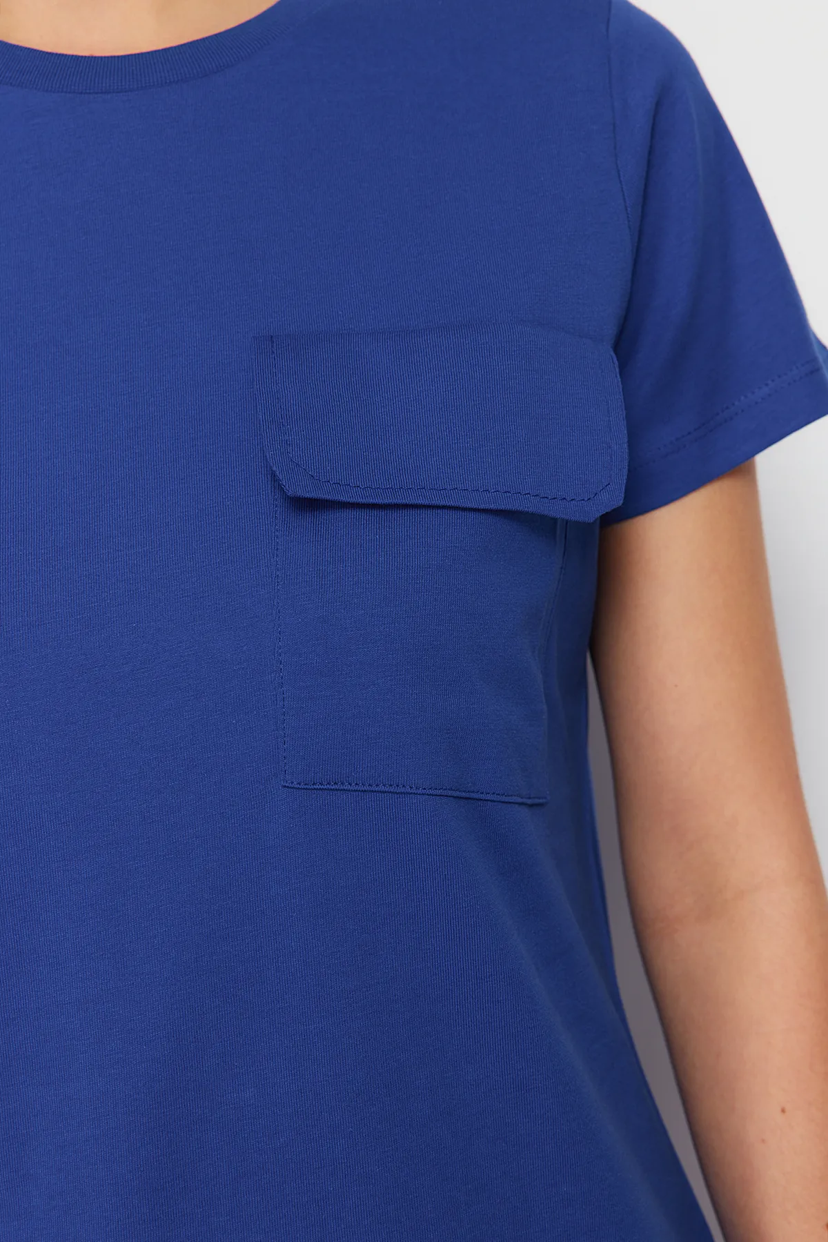 Trendyol Collection  Saks T-Shirt-Kleid aus 100 % Baumwolle mit Taschen, Rundhalsausschnitt und kurzen Ärmeln, gestrickt, TWOSS24EL00120