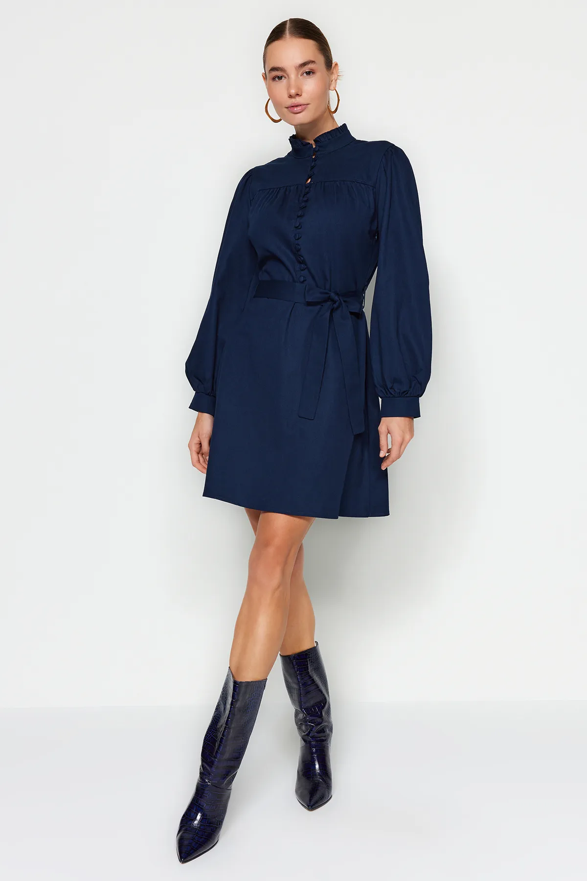 Trendyol Collection  Marineblaues Webkleid mit hohem Kragen TWOAW22EL1346