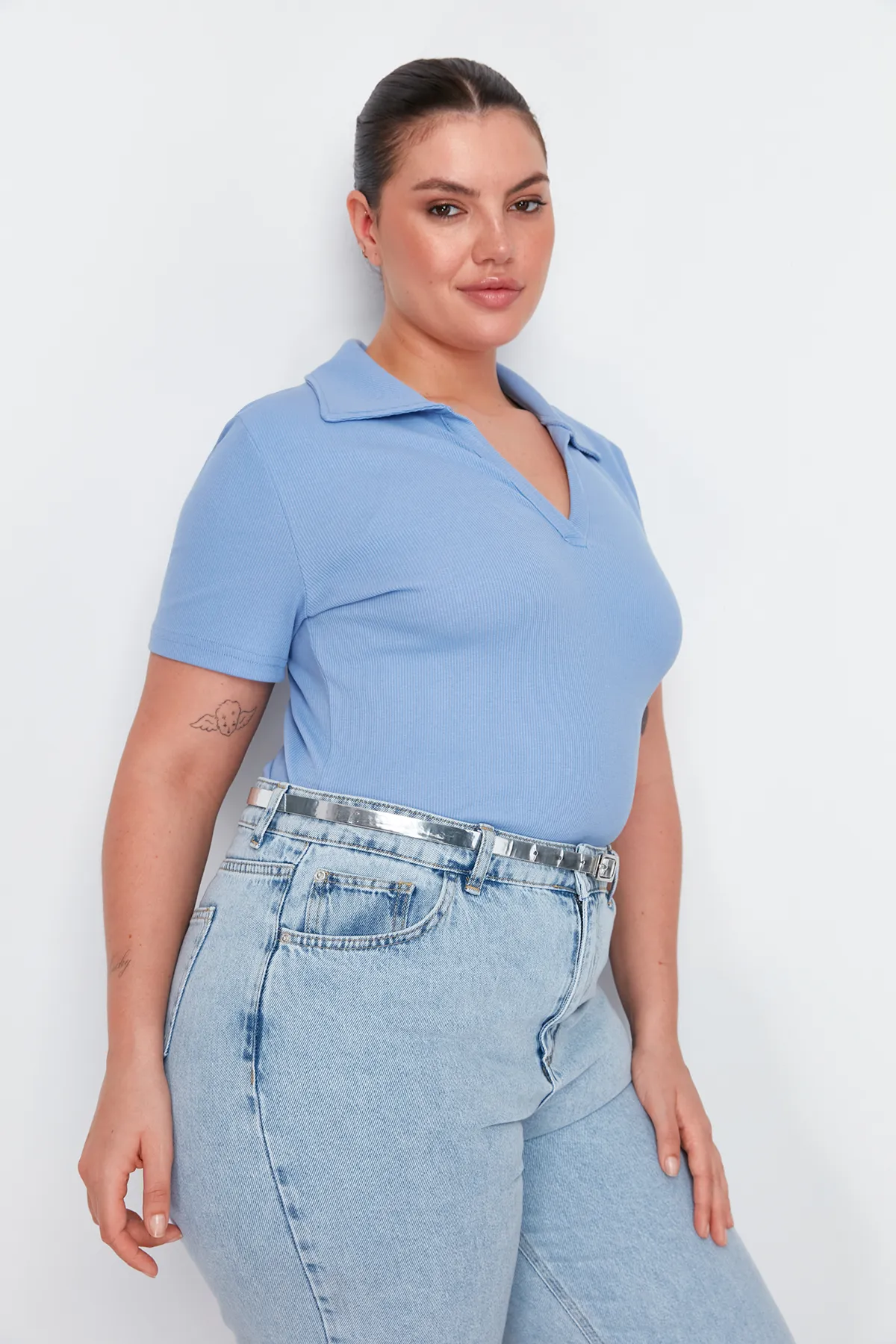 Trendyol Curve  Blaue, figurbetonte Strickbluse mit Polokragen TBSSS22BZ0750