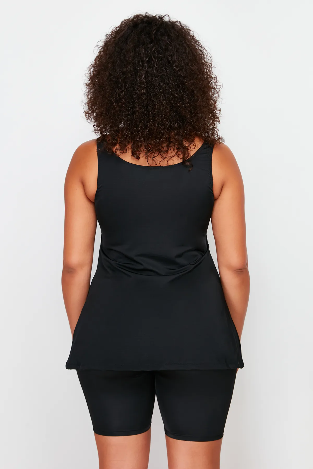 Trendyol Curve  Schwarzer Tankini mit U-Ausschnitt TBBSS24AM00019