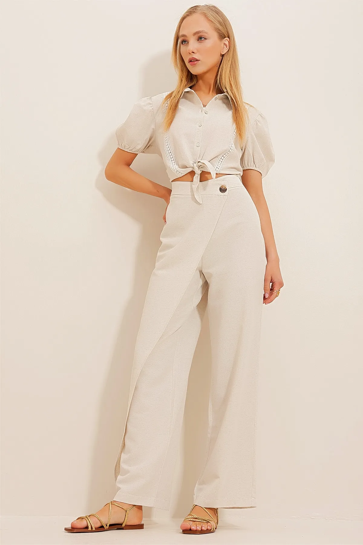 Trend Alaçatı Stili  Damen-Leinenhose aus cremefarbenem Leinen mit Klappe vorne ALC-X10486