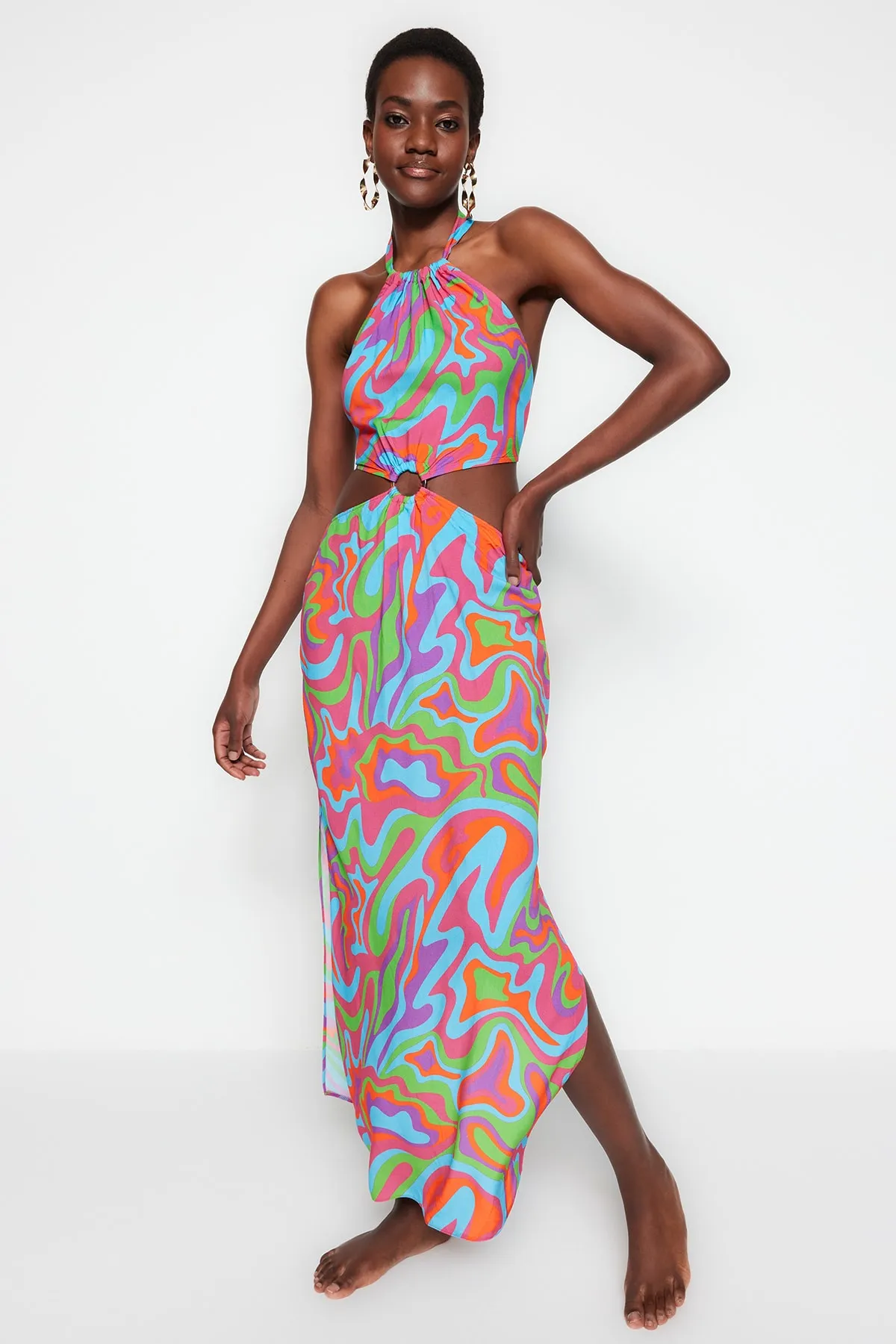 Trendyol Collection  Abstrakt gemustertes Maxi-Strandkleid mit gewebten Accessoires TBESS23EL00076