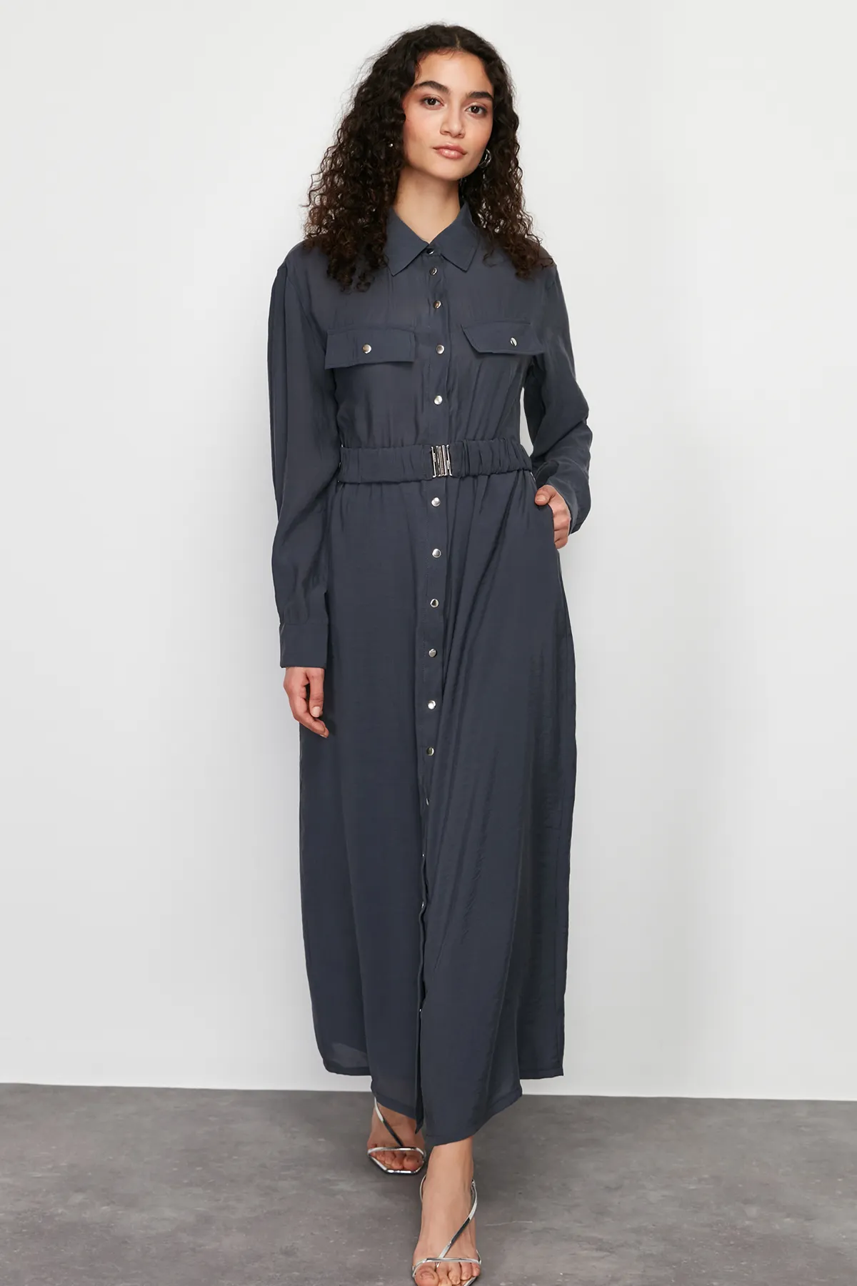 Trendyol Modest  Anthrazitfarbenes, schlicht gewebtes Hemdkleid TCTSS24EB00152