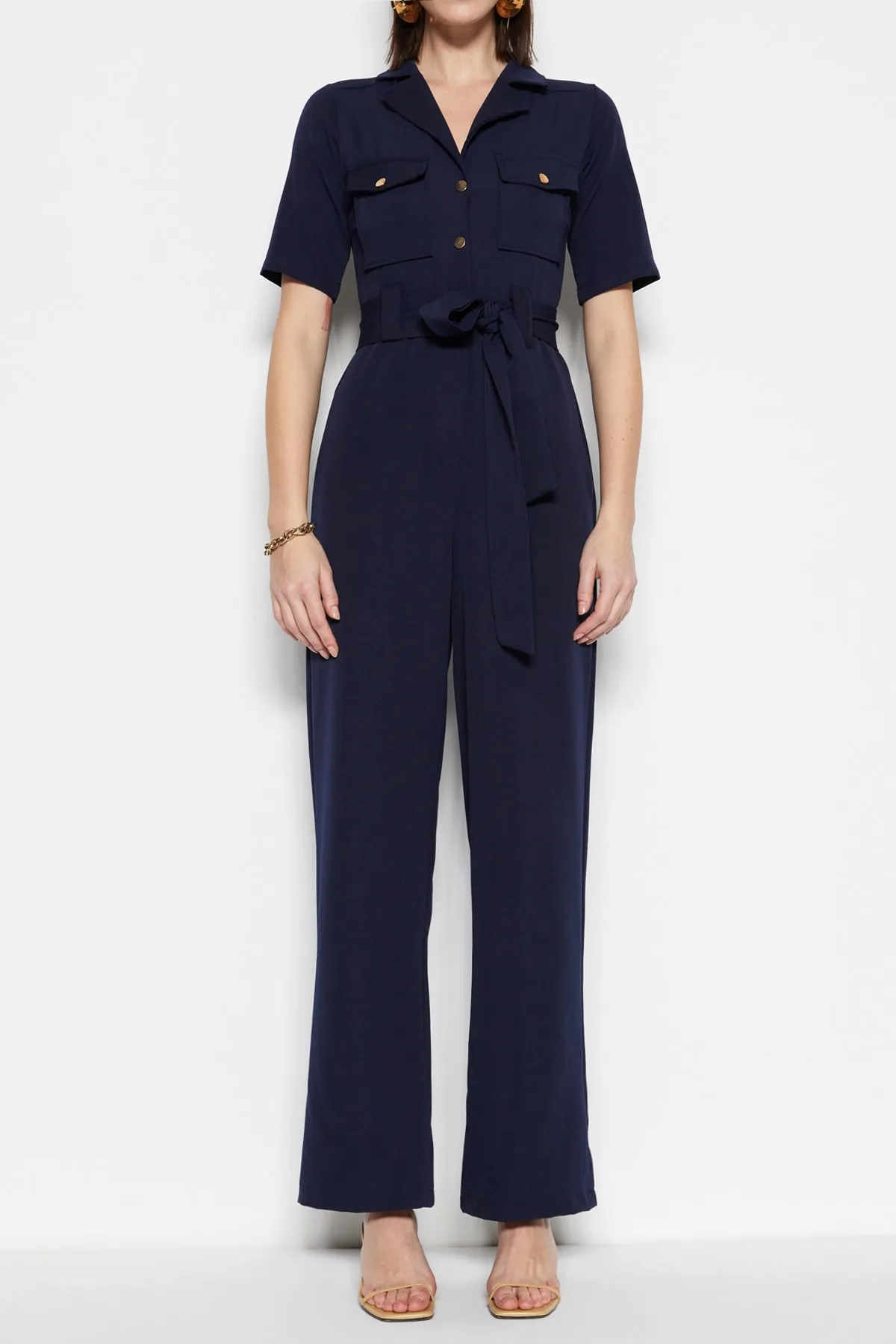 Trendyol Collection  Marineblauer Jumpsuit mit Gürtel und Knöpfen TWOSS20TU0055